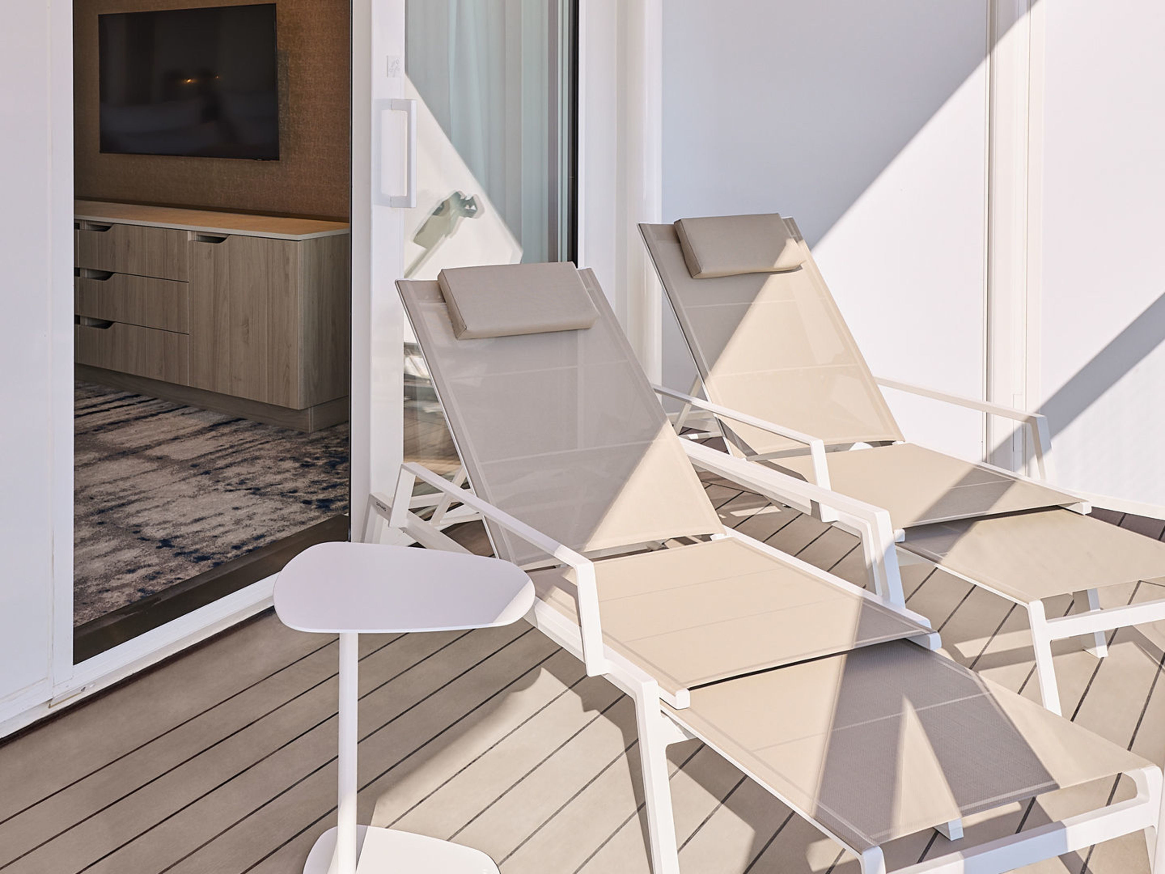 Zwei Liegestühle auf Balkon eines Kreuzfahrtschiffs der Mein Schiff® Flotte. Zwei Liegestühle auf Balkon eines Kreuzfahrtschiffs der Mein Schiff® Flotte.