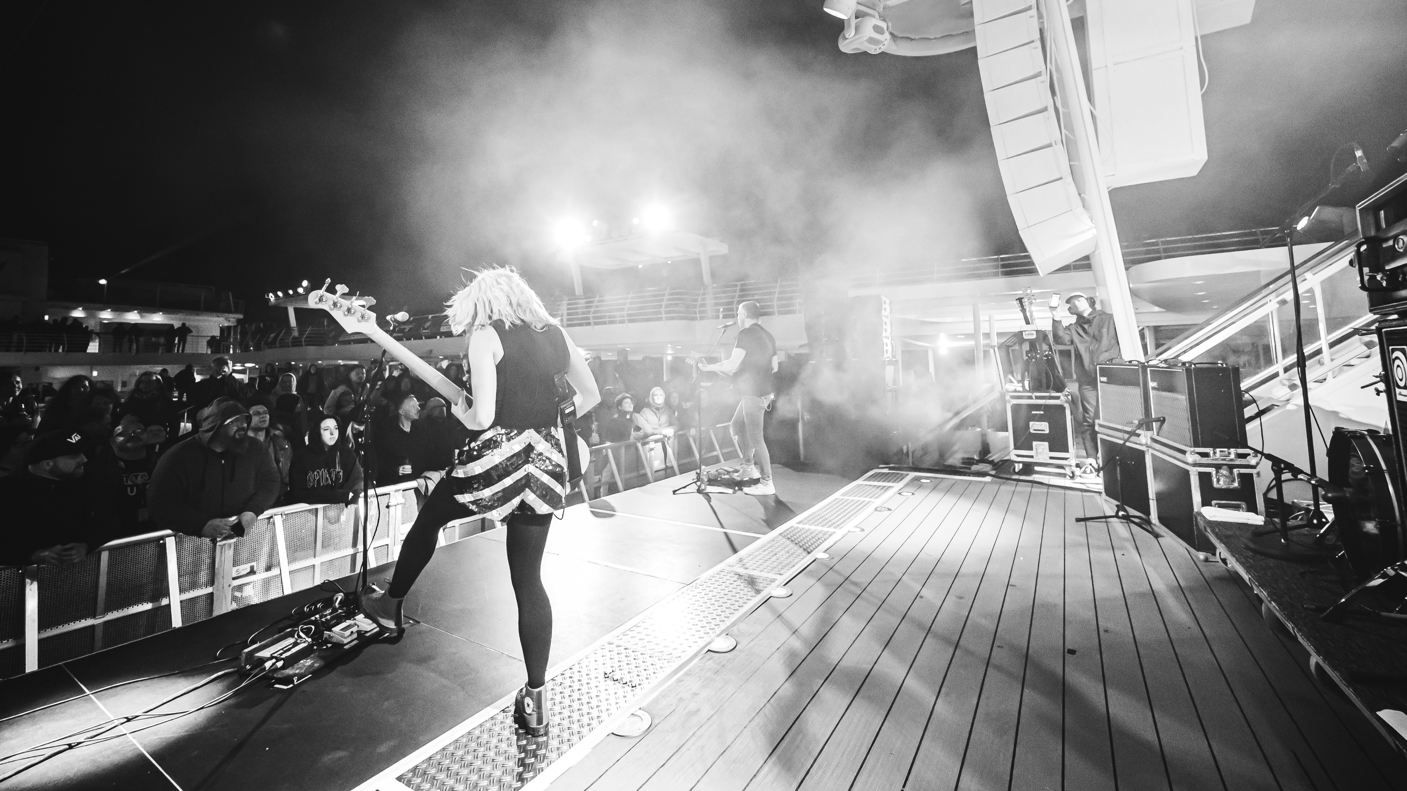 Konzert auf Kreuzfahrtschiff bei Nacht, Musiker und Publikum.