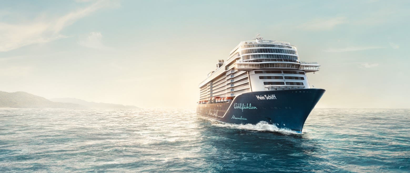 Zentrale Schiffsabbildung Mein Schiff Kreuzfahrtschiff der Mein Schiff® Flotte auf offenem Meer bei Sonnenaufgang.