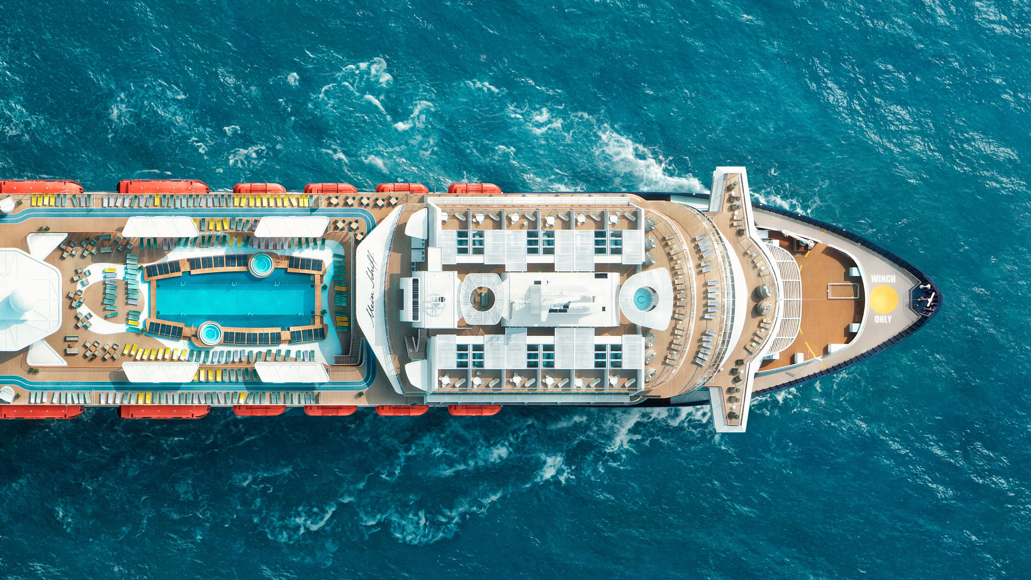 Kreuzfahrtschiff der Mein Schiff® Flotte von oben, blaues Meer.