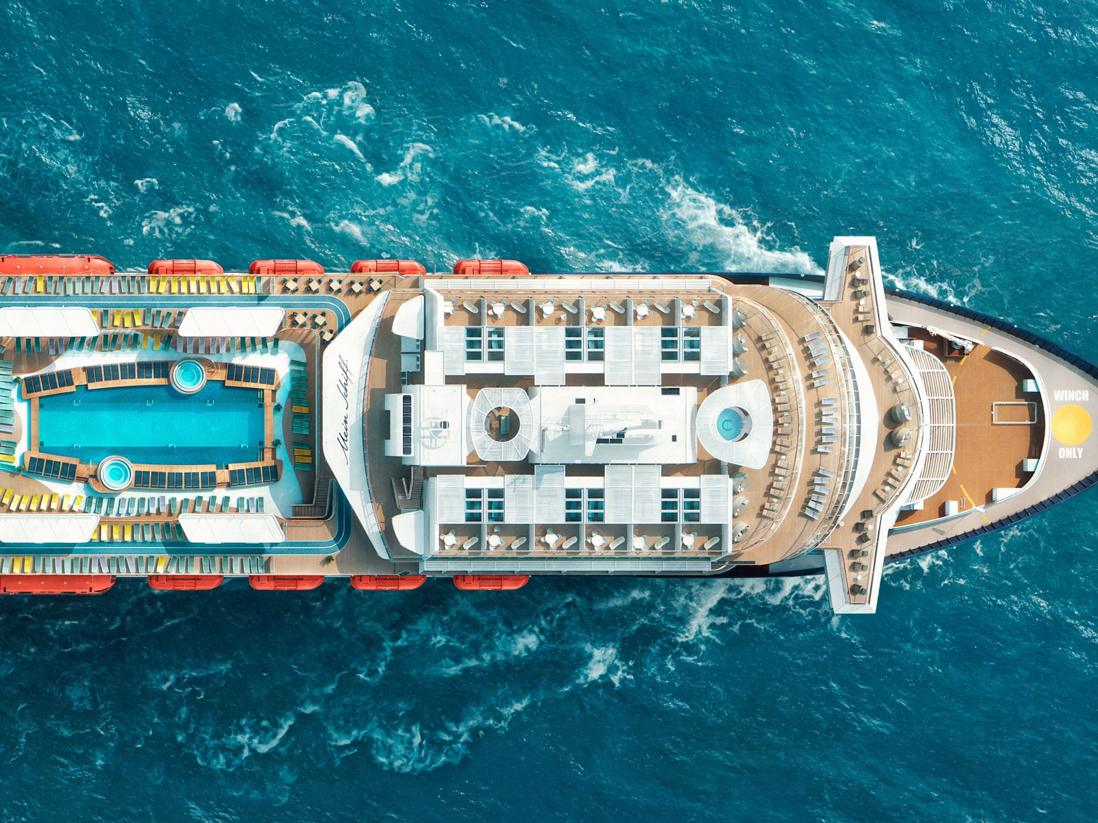 Top Shot Mein Schiff Kreuzfahrtschiff der Mein Schiff® Flotte von oben, blaues Meer.