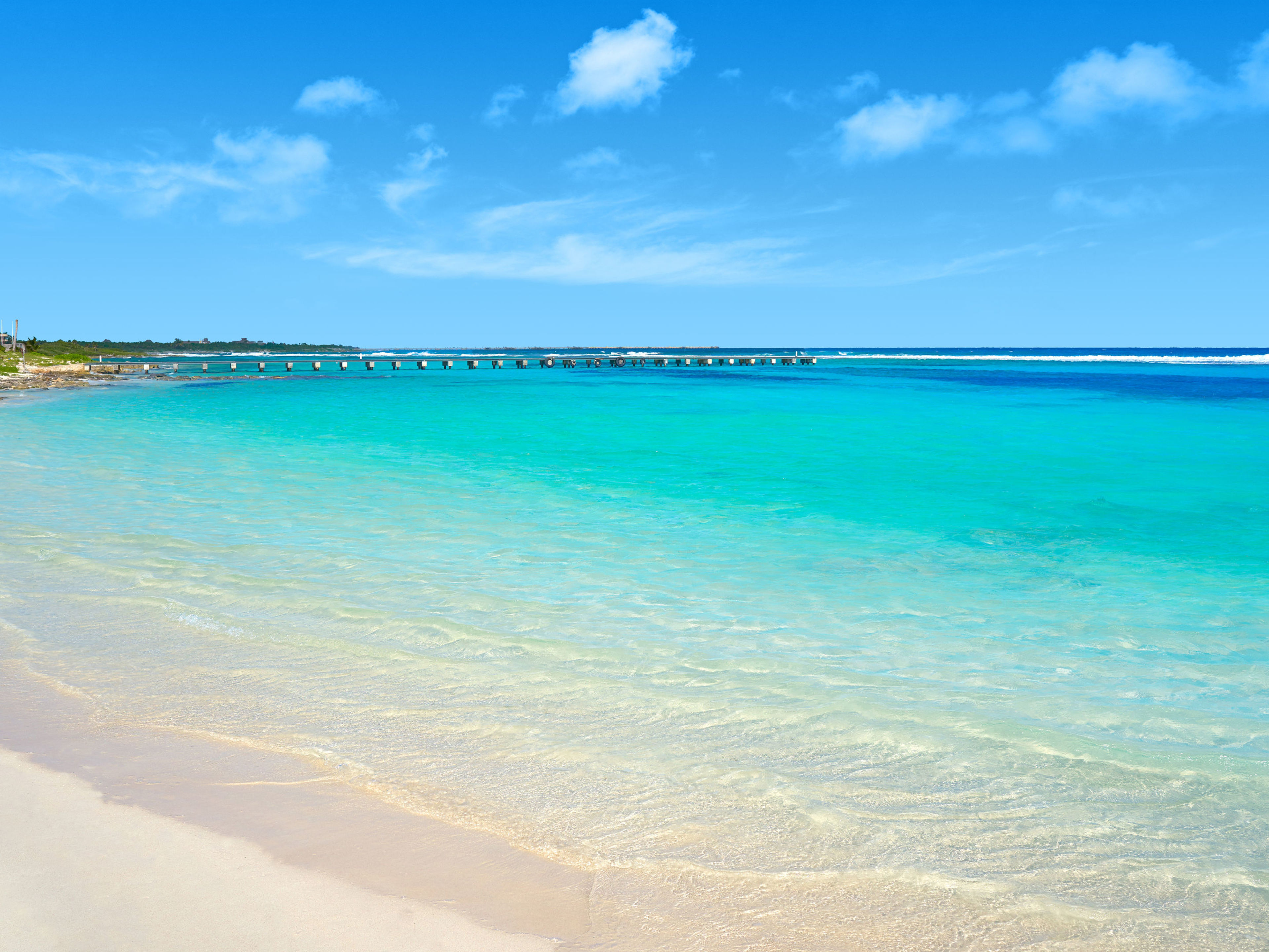 Costa Maya Mexiko Strand mit türkisfarbenem Wasser, Leuchtturm und blauem Himmel.