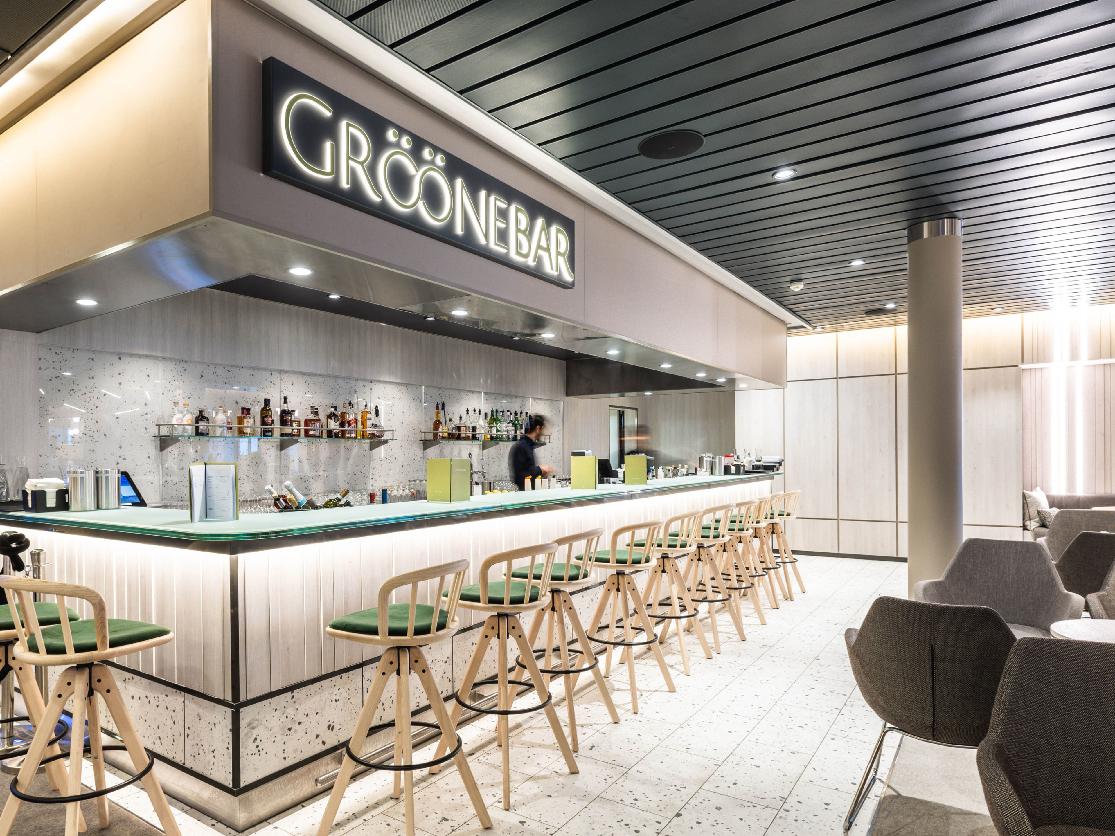 Grööne Bar auf der Mein Schiff 3 Moderne Bar mit grünen Hockern, beleuchtetem Tresen und gemütlichen Sitzbereichen.