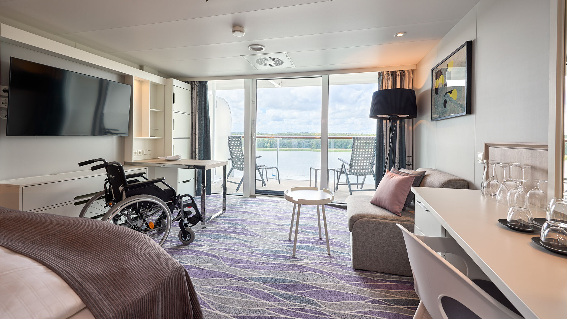 Rollstuhlgerechte Kabine mit Balkon, modern eingerichtet, lila Teppich.