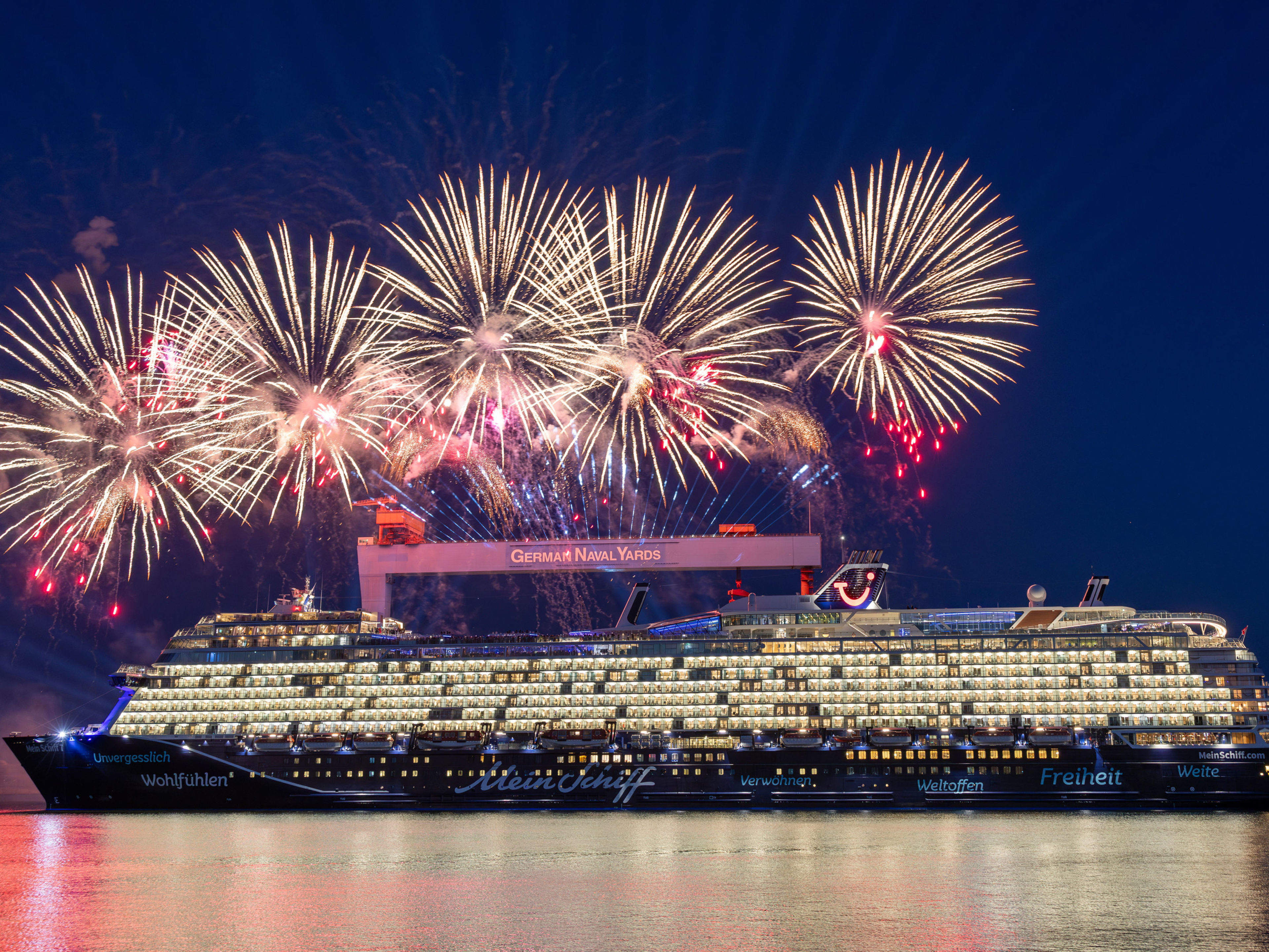Feuerwerk über dem Schiff Kreuzfahrtschiff der Mein Schiff® Flotte vor Feuerwerk bei Nacht.