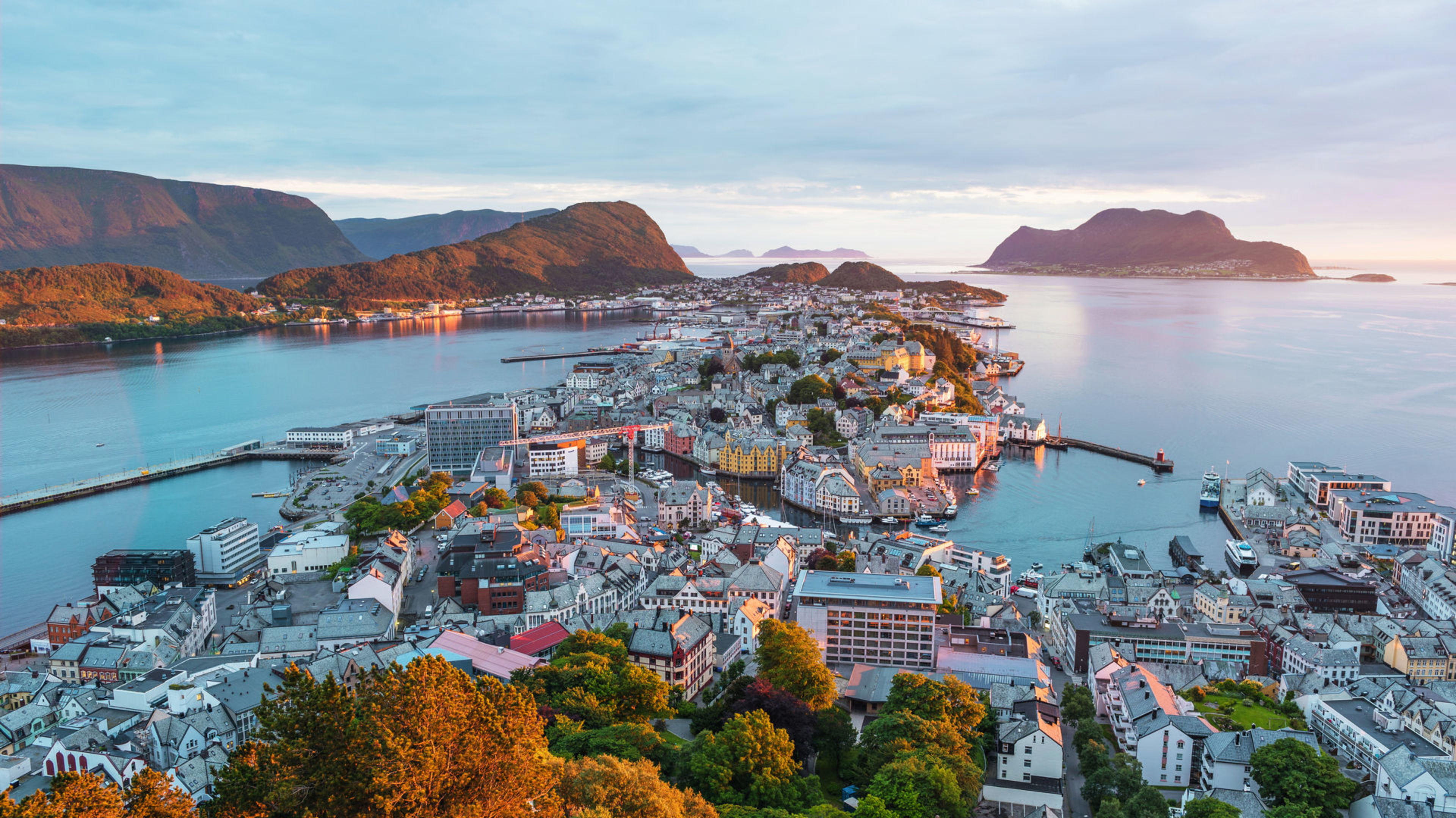 Ålesund Nordland Blick auf Ålesund, Norwegen, bei Sonnenuntergang mit Fjorden und bunten Häusern.