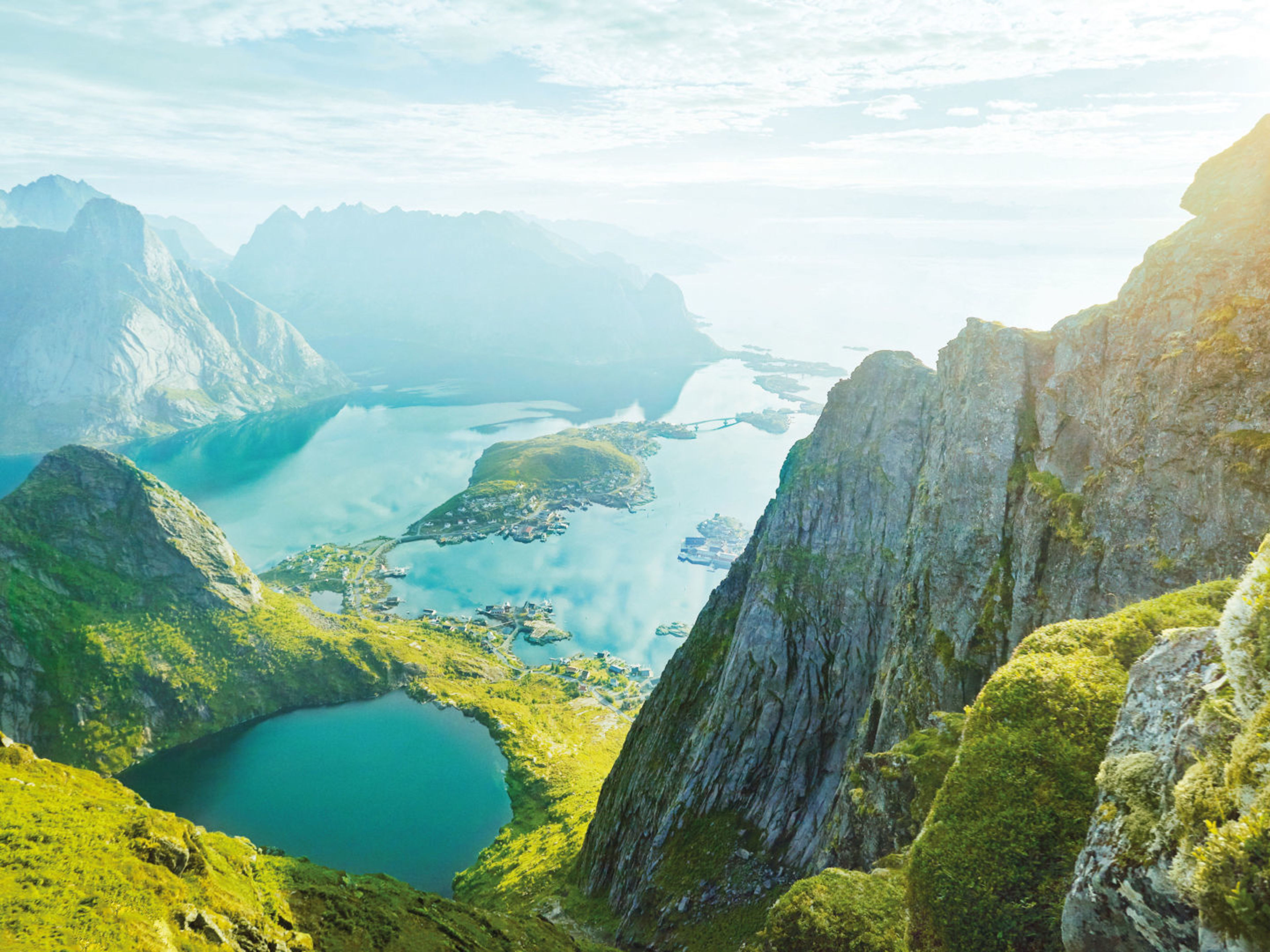 Norwegische Fjorde, grüne Berge, blaues Wasser, sonniger Himmel. Norwegische Fjorde, grüne Berge, blaues Wasser, sonniger Himmel.