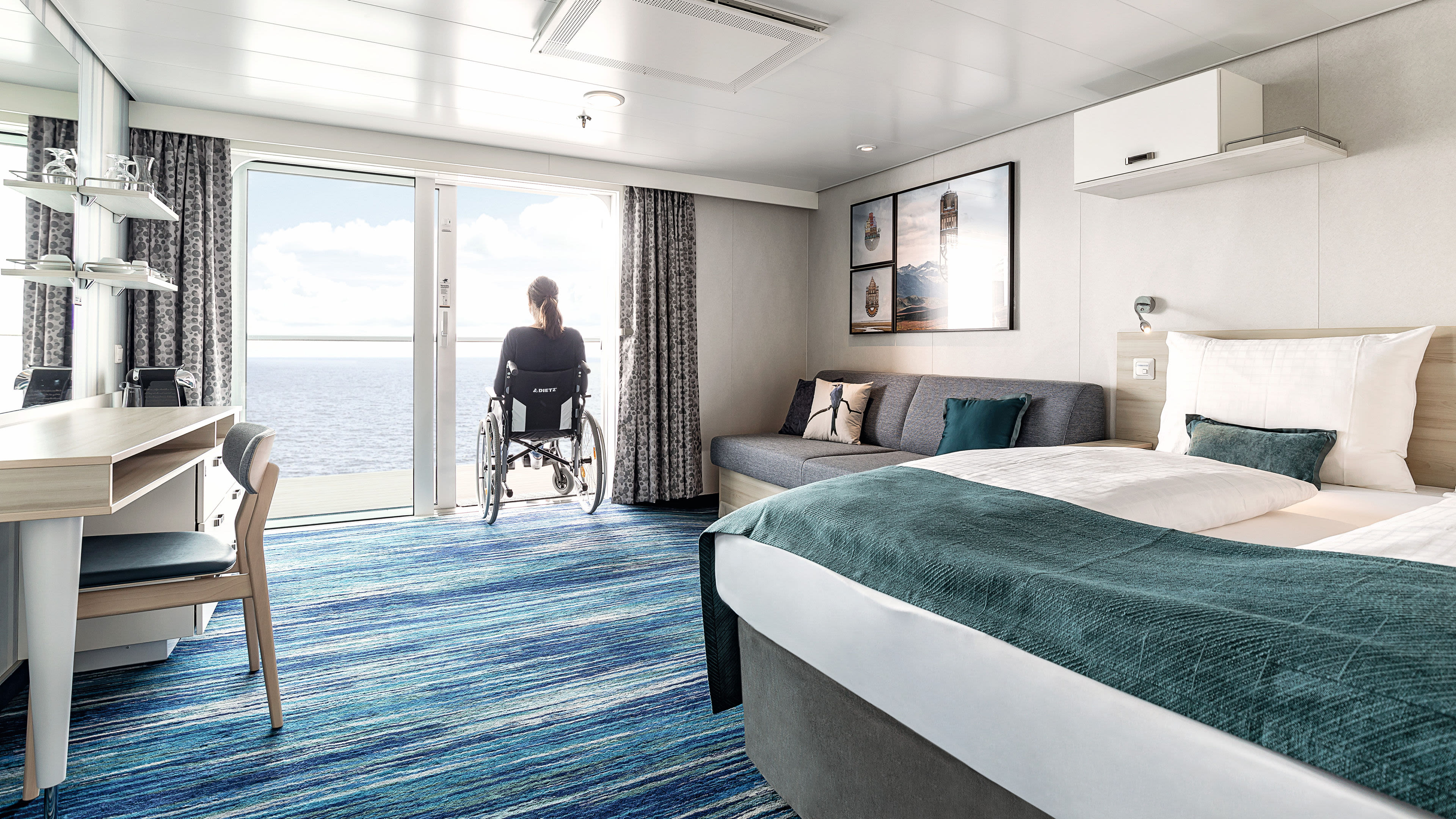 Kreuzfahrtschiff-Kabine mit Rollstuhlfahrerin, Meerblick, modernes Design.