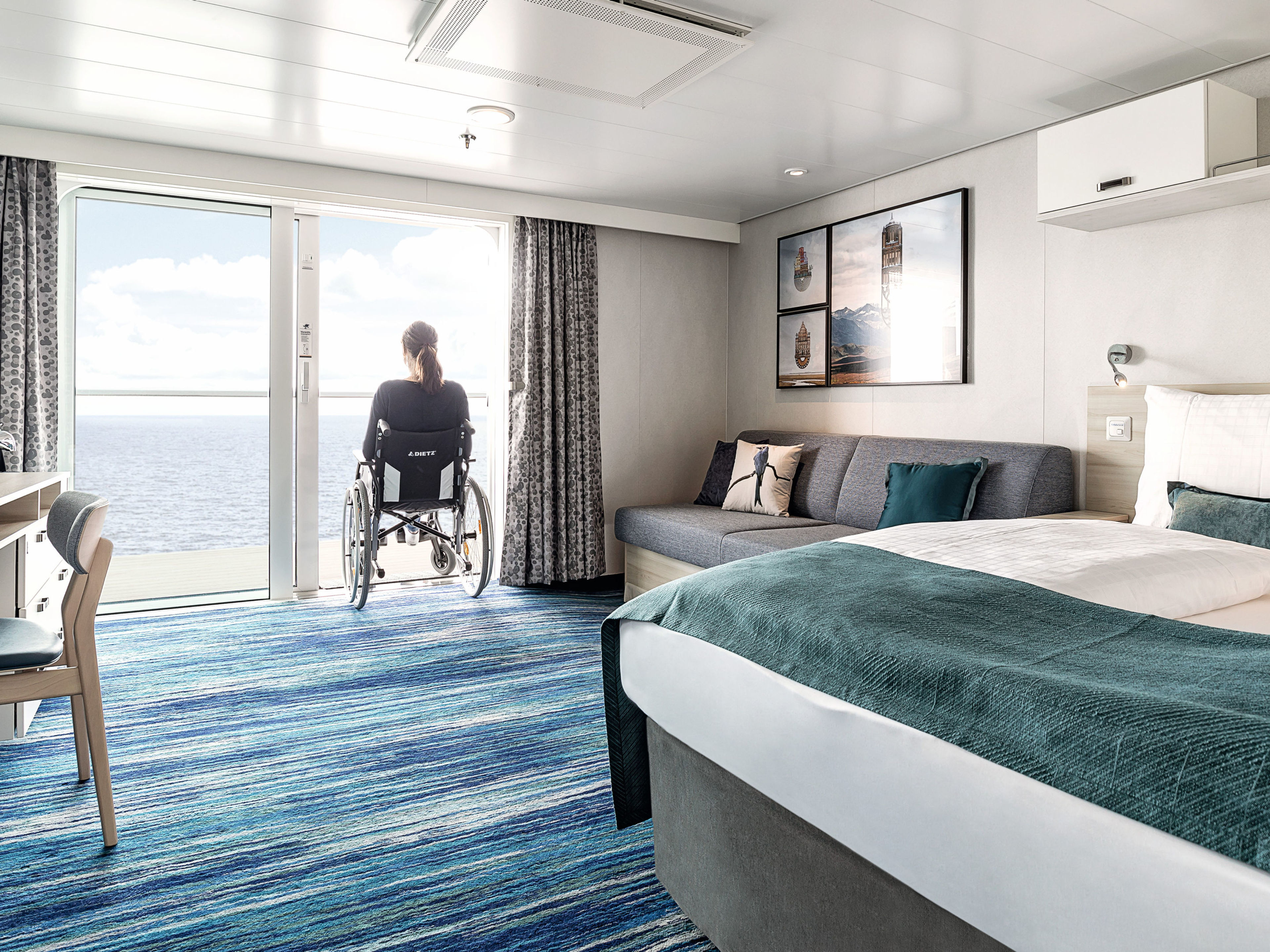 Frau im Rollstuhl in einer barrierefreien Balkonkabine Kreuzfahrtschiff-Kabine mit Rollstuhlfahrerin, Meerblick, modernes Design.