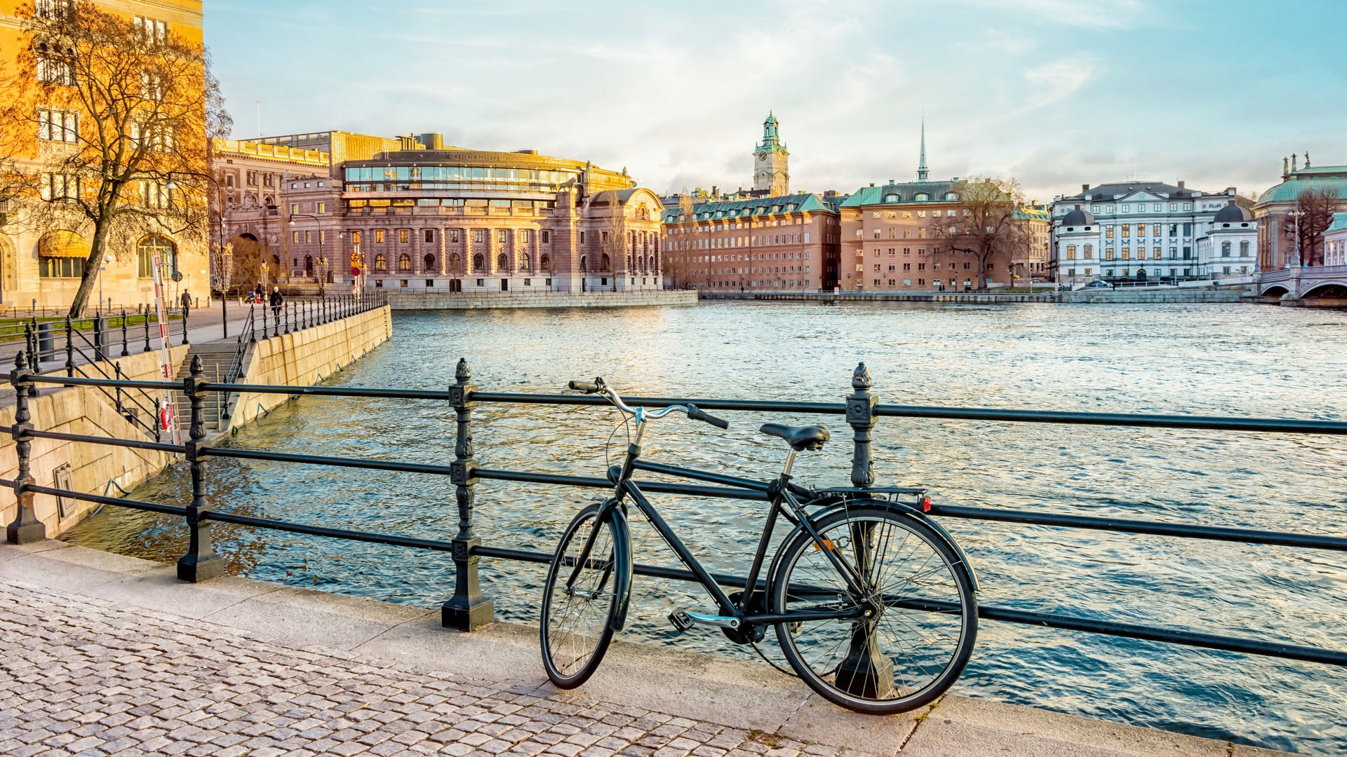 Fahrrad am Wasser mit Blick auf Stockholm.