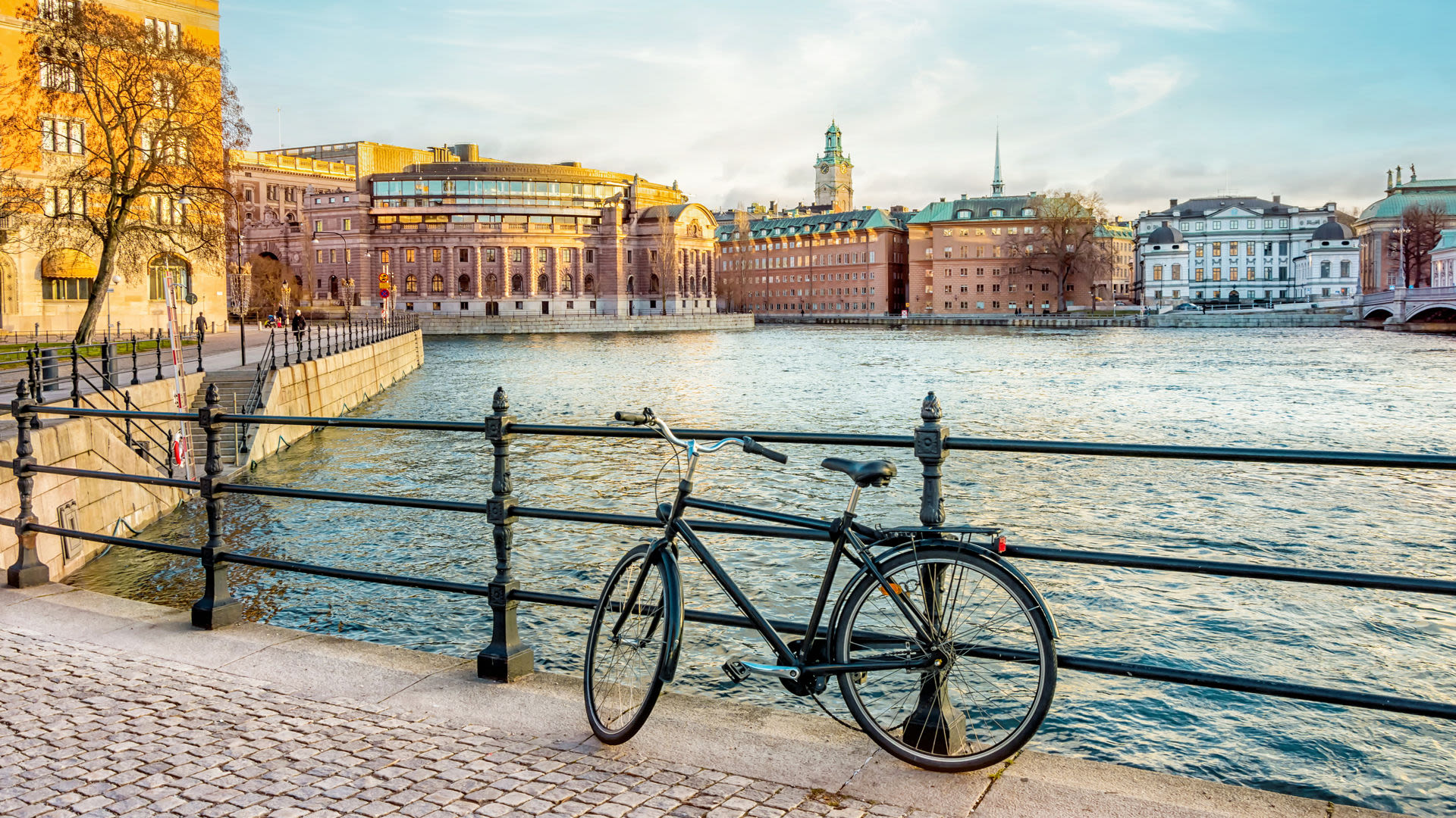Fahrrad am Wasser mit Blick auf Stockholm.