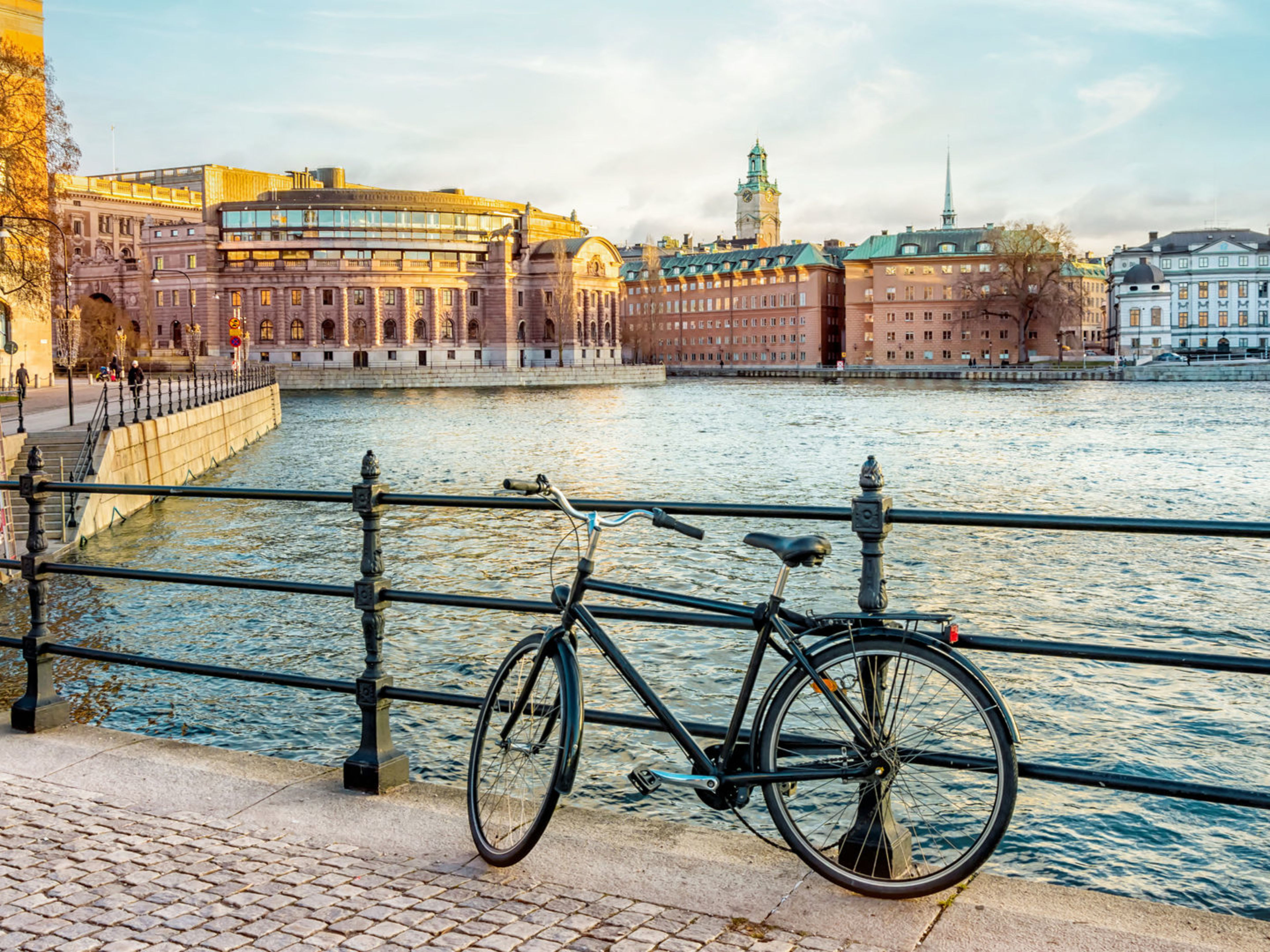 Fahrrad am Wasser mit Blick auf Stockholm. Fahrrad am Wasser mit Blick auf Stockholm.