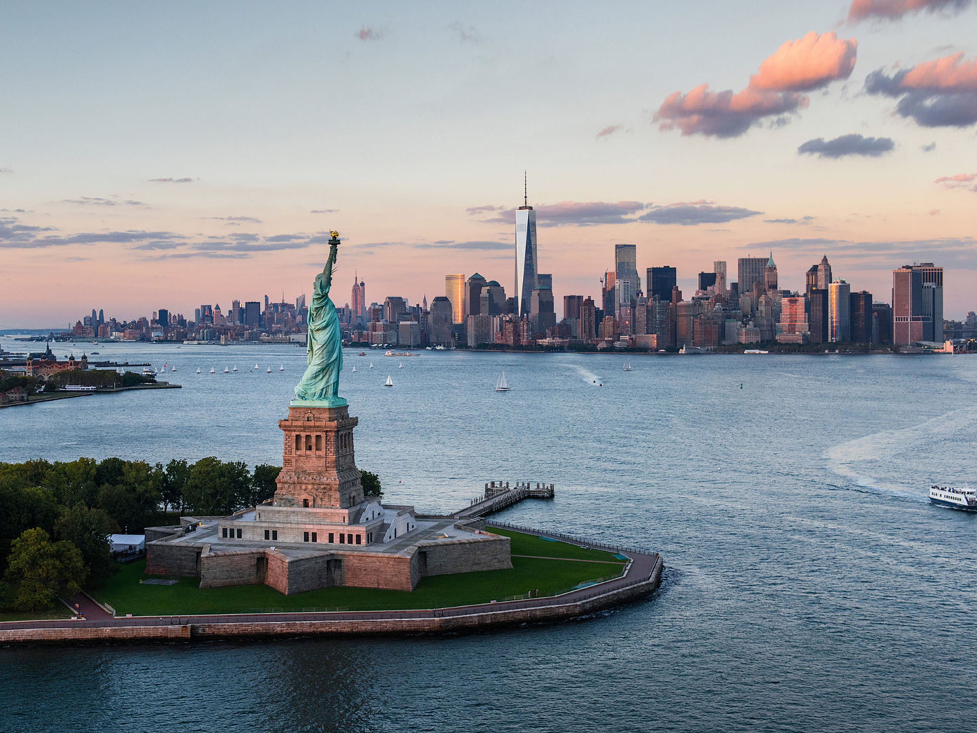 Freiheitsstatue vor New York Skyline bei Sonnenuntergang. Freiheitsstatue vor New York Skyline bei Sonnenuntergang.