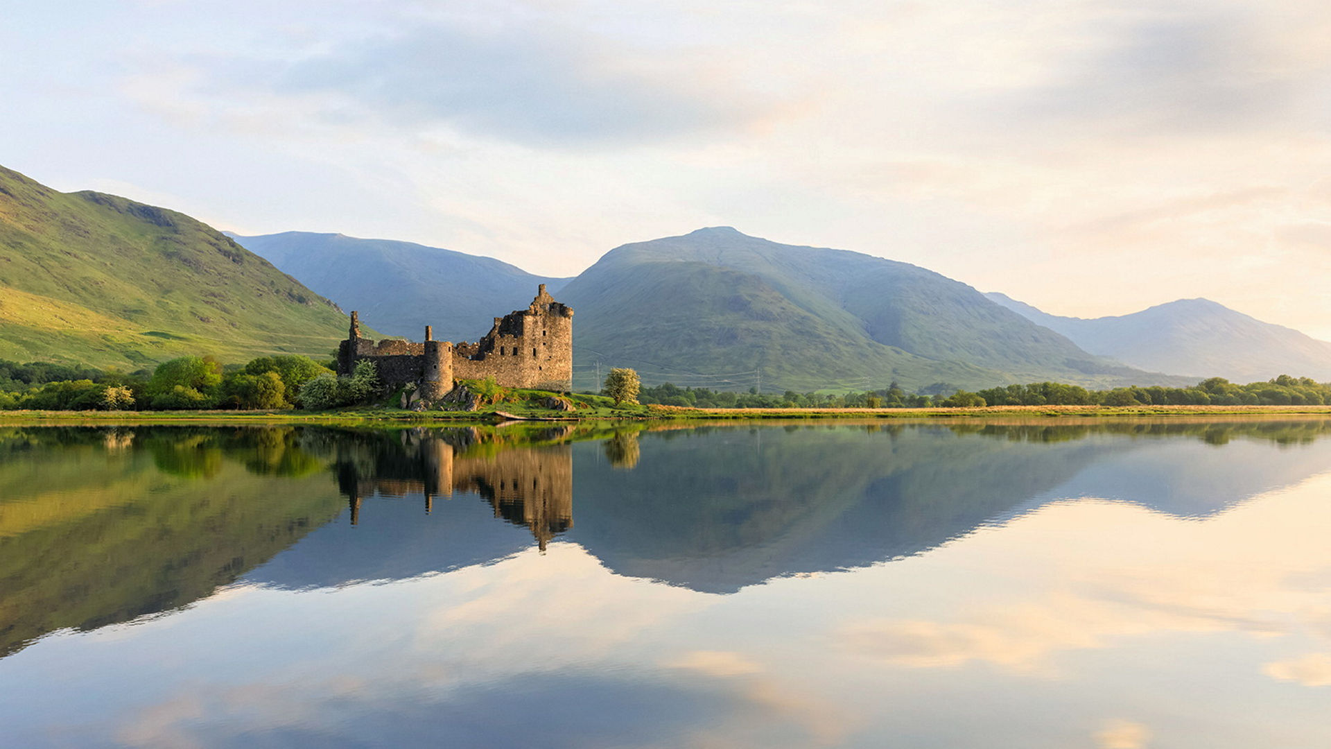 Kilchurn Castle am Loch Awe, Schottland, bei Sonnenuntergang.