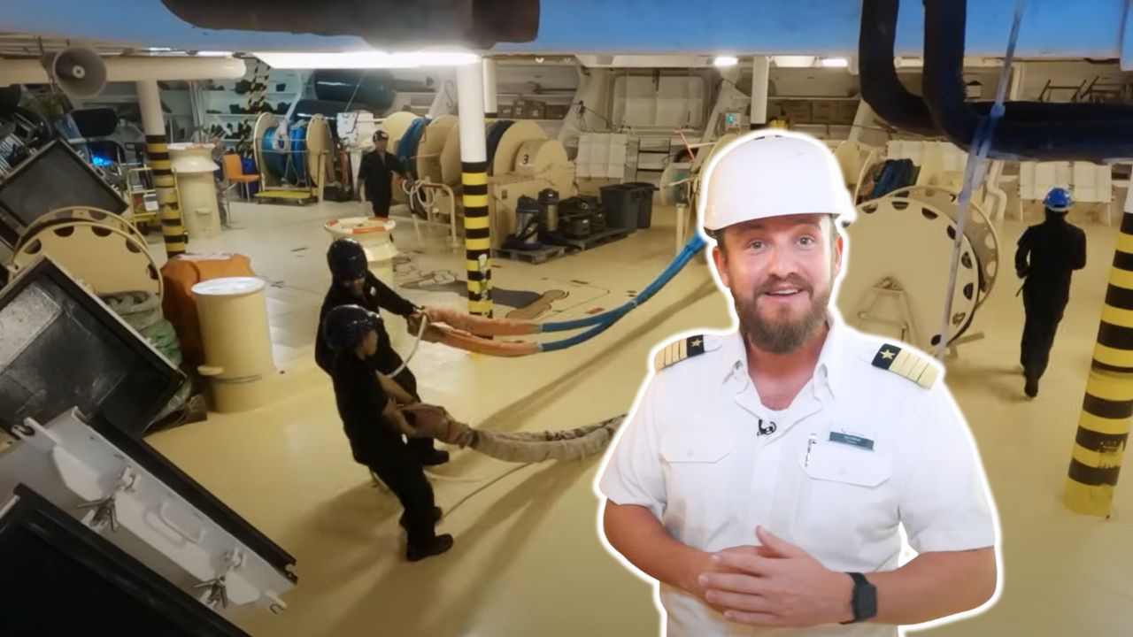 Mann in Uniform auf Kreuzfahrtschiff, Arbeiter ziehen Seile im Maschinenraum.