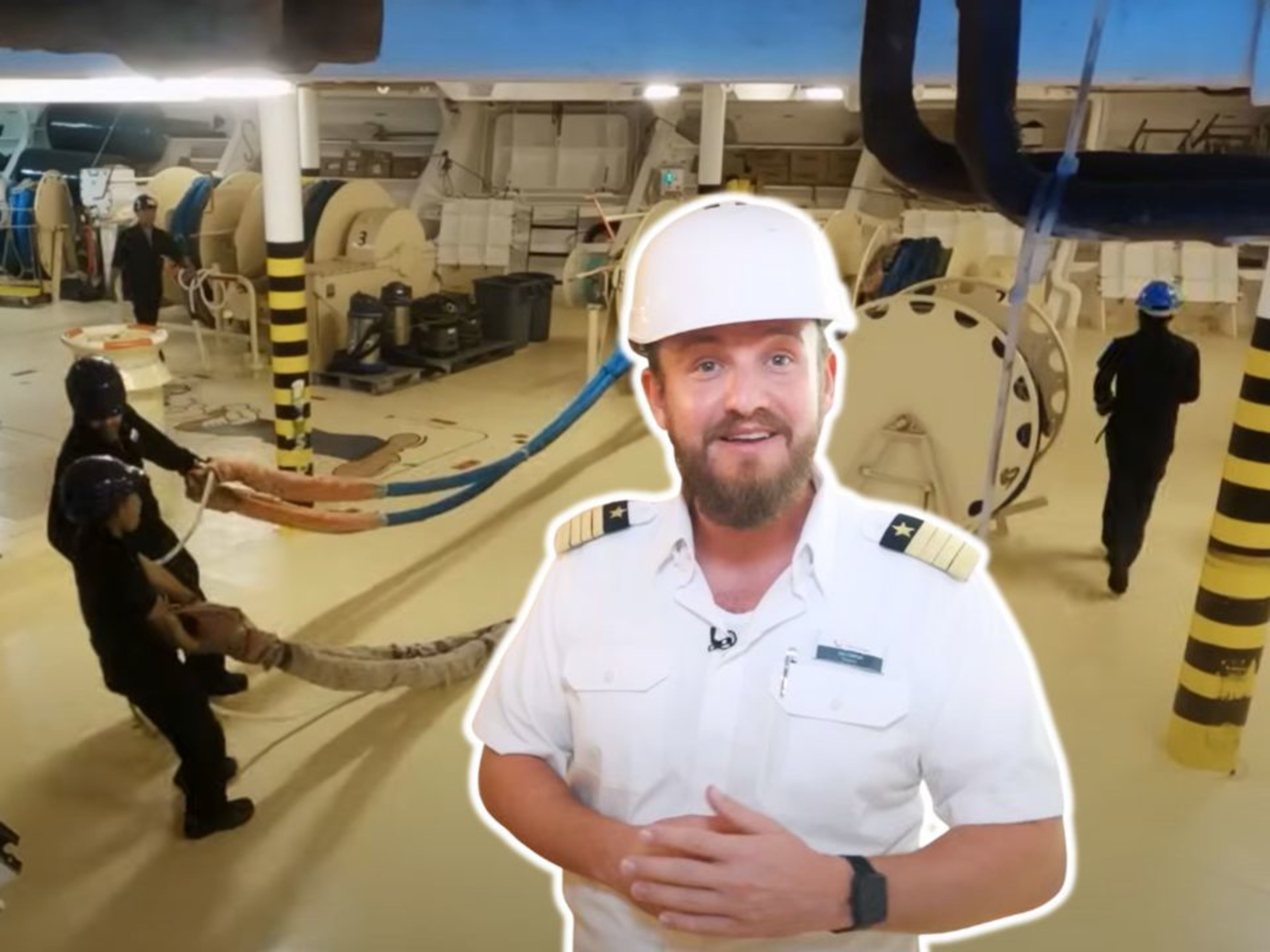 Kapitän Jan Fortun Einparlen Mann in Uniform auf Kreuzfahrtschiff, Arbeiter ziehen Seile im Maschinenraum.