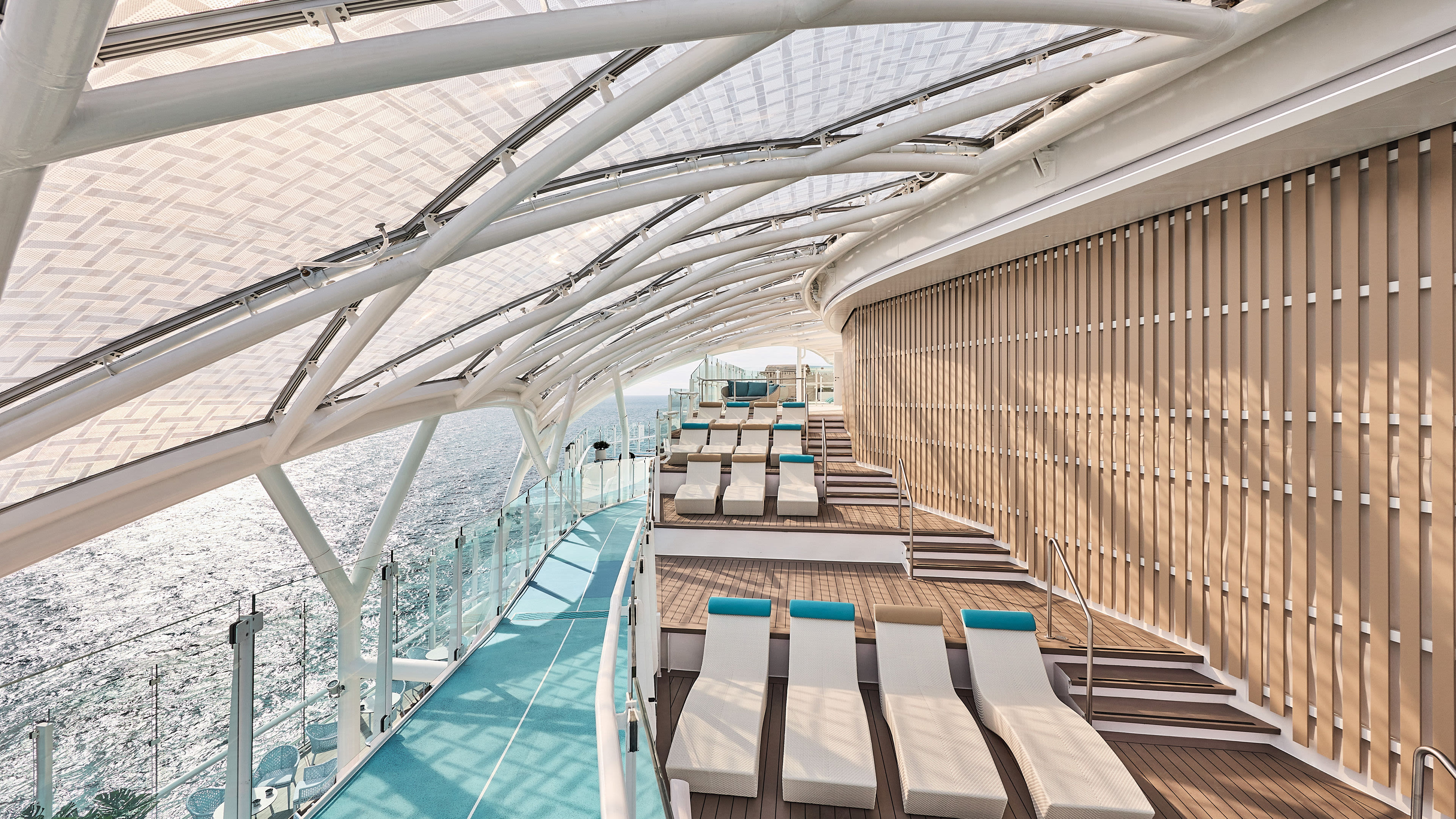 Sonnendeck mit Liegestühlen auf Kreuzfahrtschiff der Mein Schiff® Flotte.