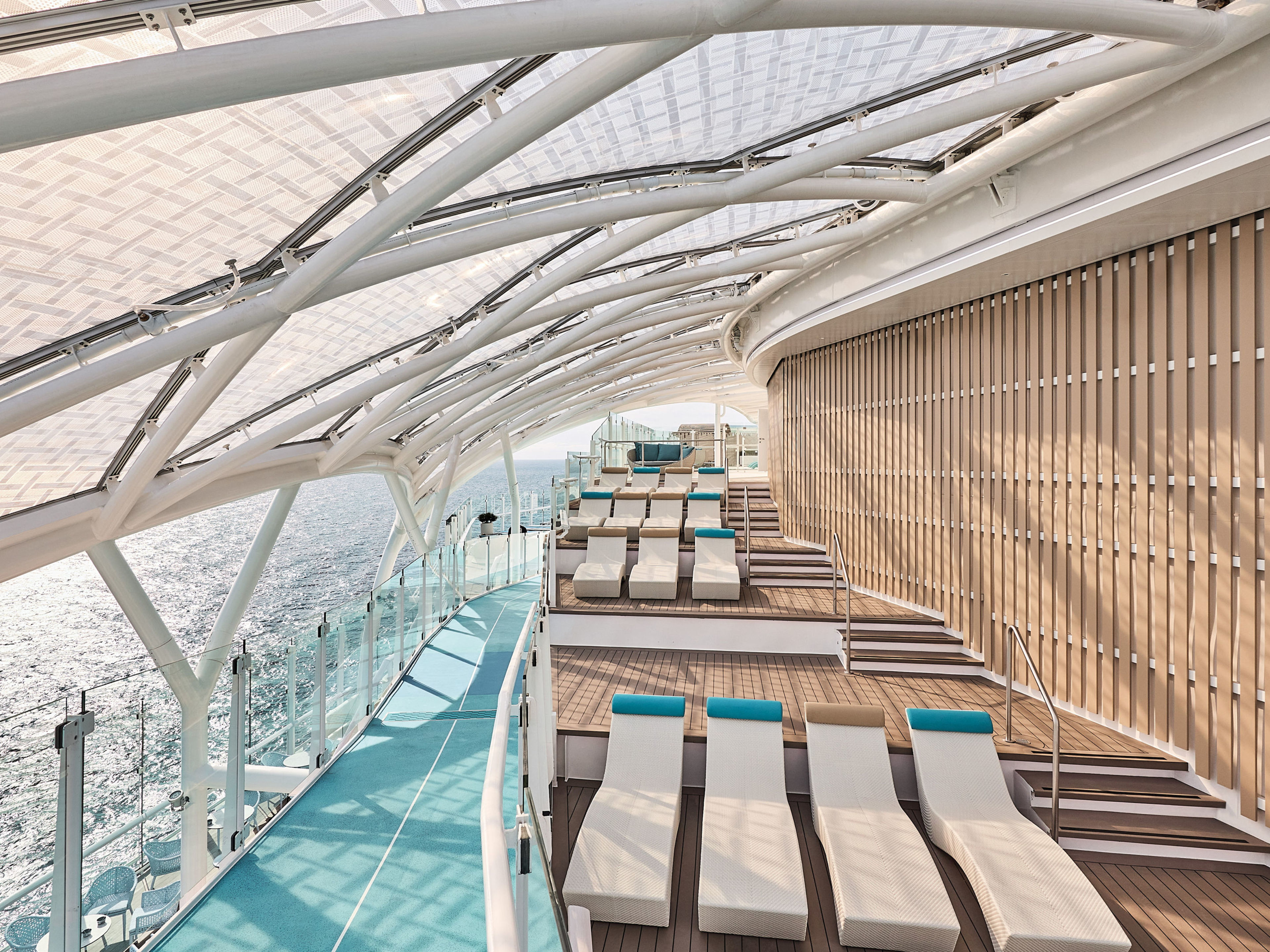 Jogging-Strecke auf der Mein Schiff Relax Sonnendeck mit Liegestühlen auf Kreuzfahrtschiff der Mein Schiff® Flotte.