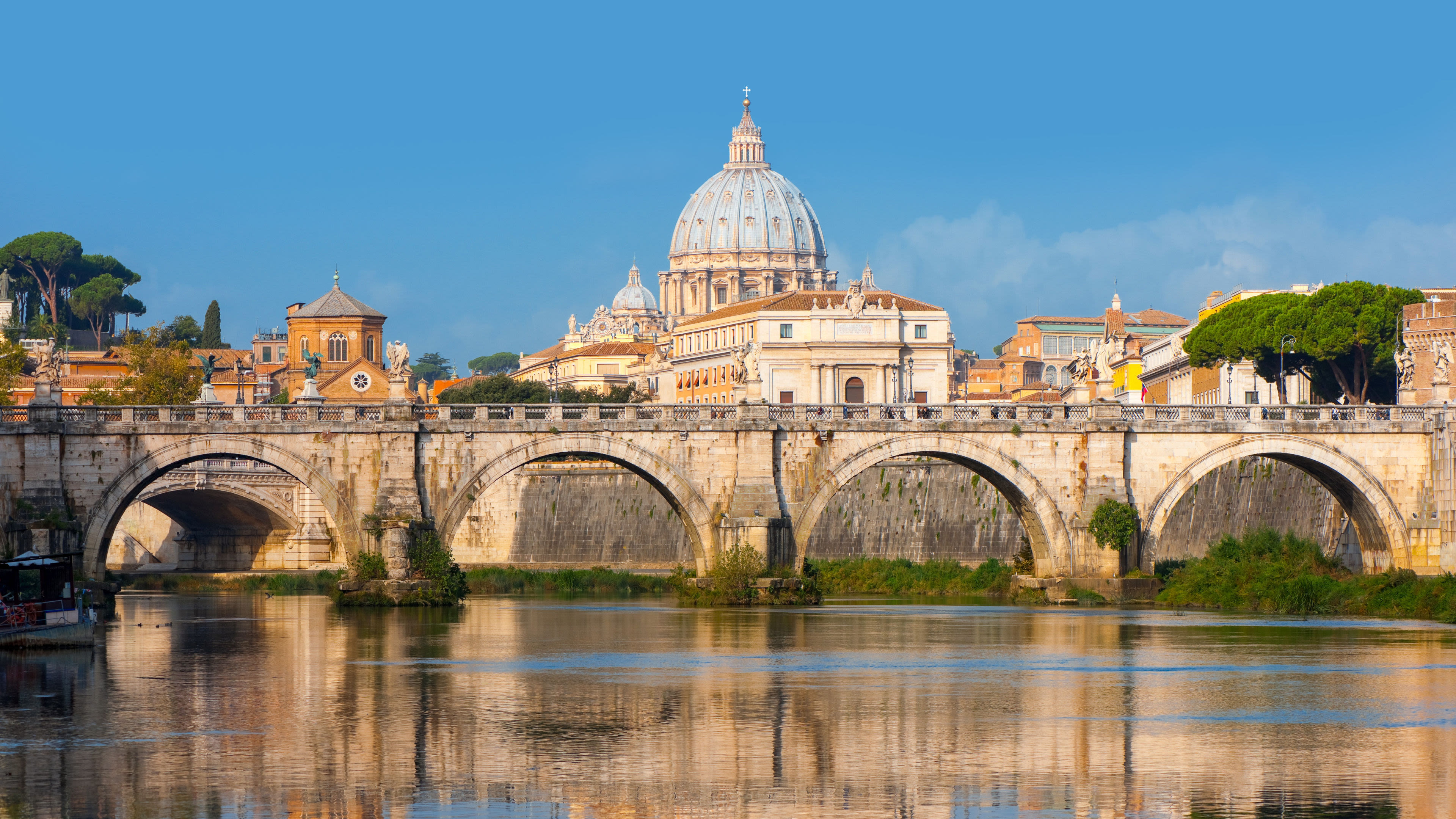 Rom Brücke und Petersdom in Rom bei klarem Himmel.