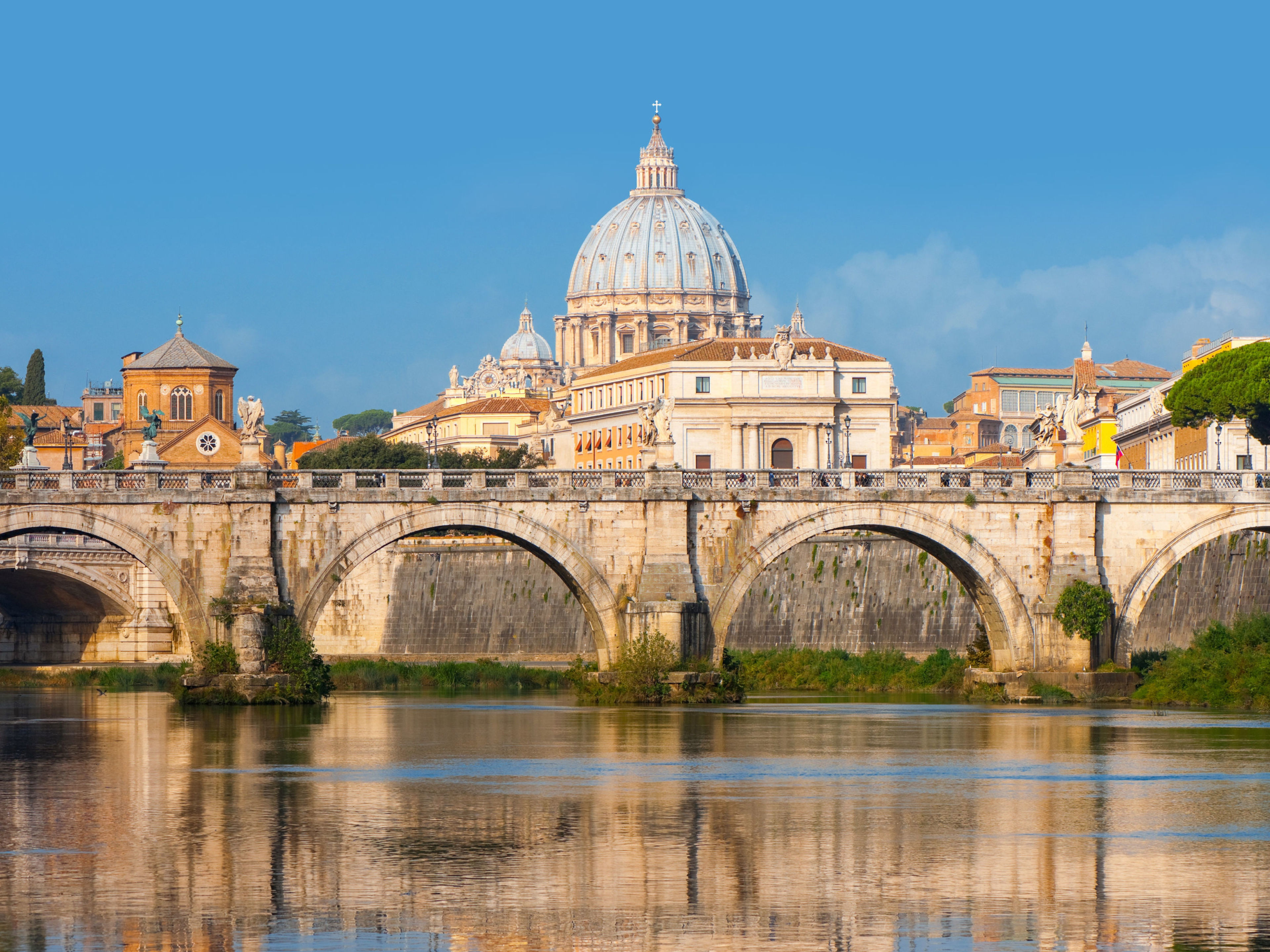 Rom Brücke und Petersdom in Rom bei klarem Himmel.