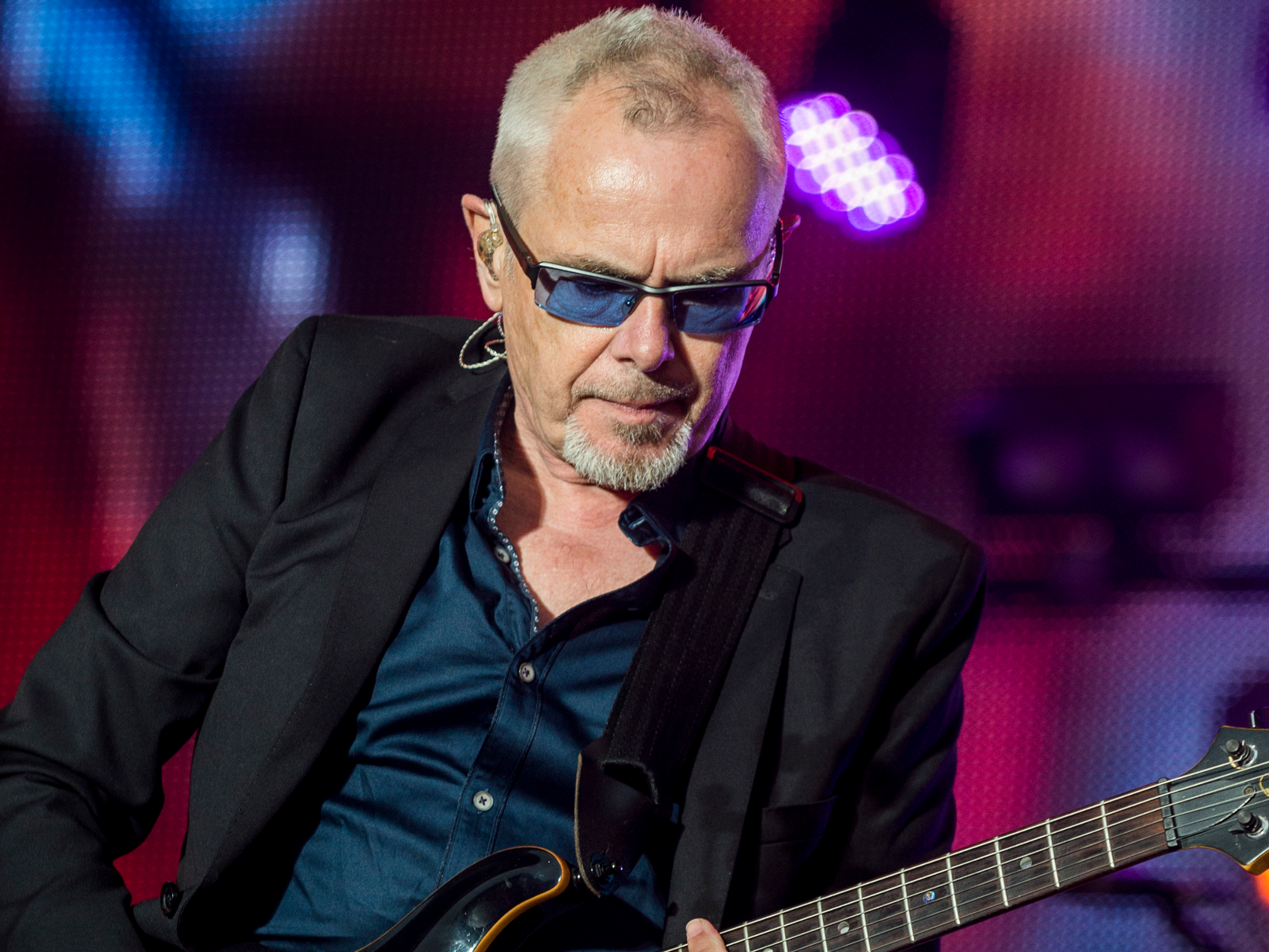 Schallwellen Nik Kershaw Mann mit Sonnenbrille spielt E-Gitarre auf Bühne.