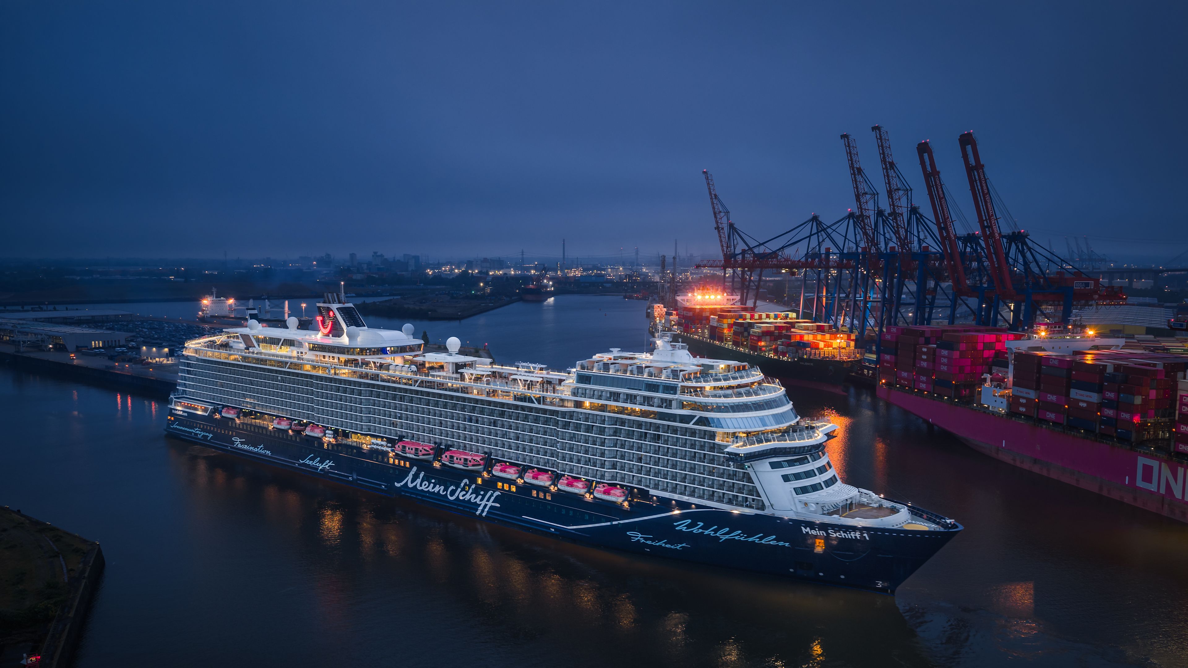 Mein Schiff 1 in Hamburg Kreuzfahrtschiff der Mein Schiff® Flotte im Hafen bei Nacht, beleuchtet.