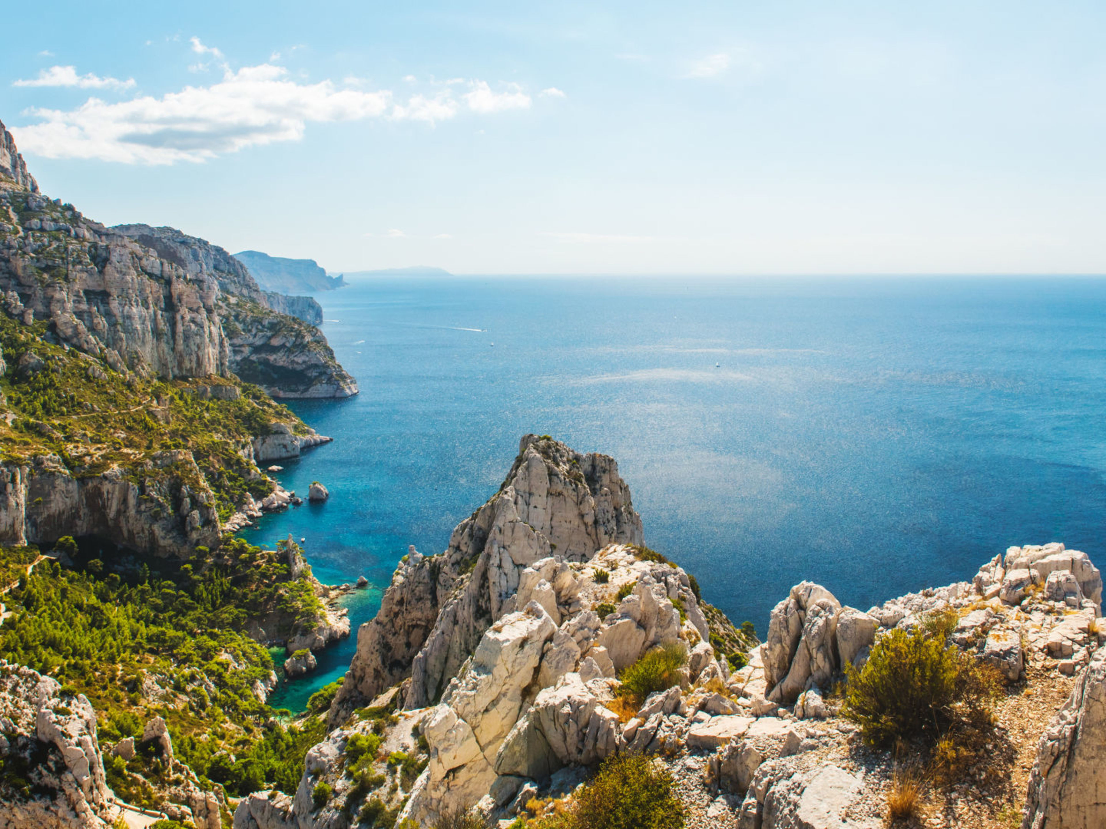 Küstenlandschaft der Calanques bei Marseille, blaues Meer, steile Felsen. Küstenlandschaft der Calanques bei Marseille, blaues Meer, steile Felsen.