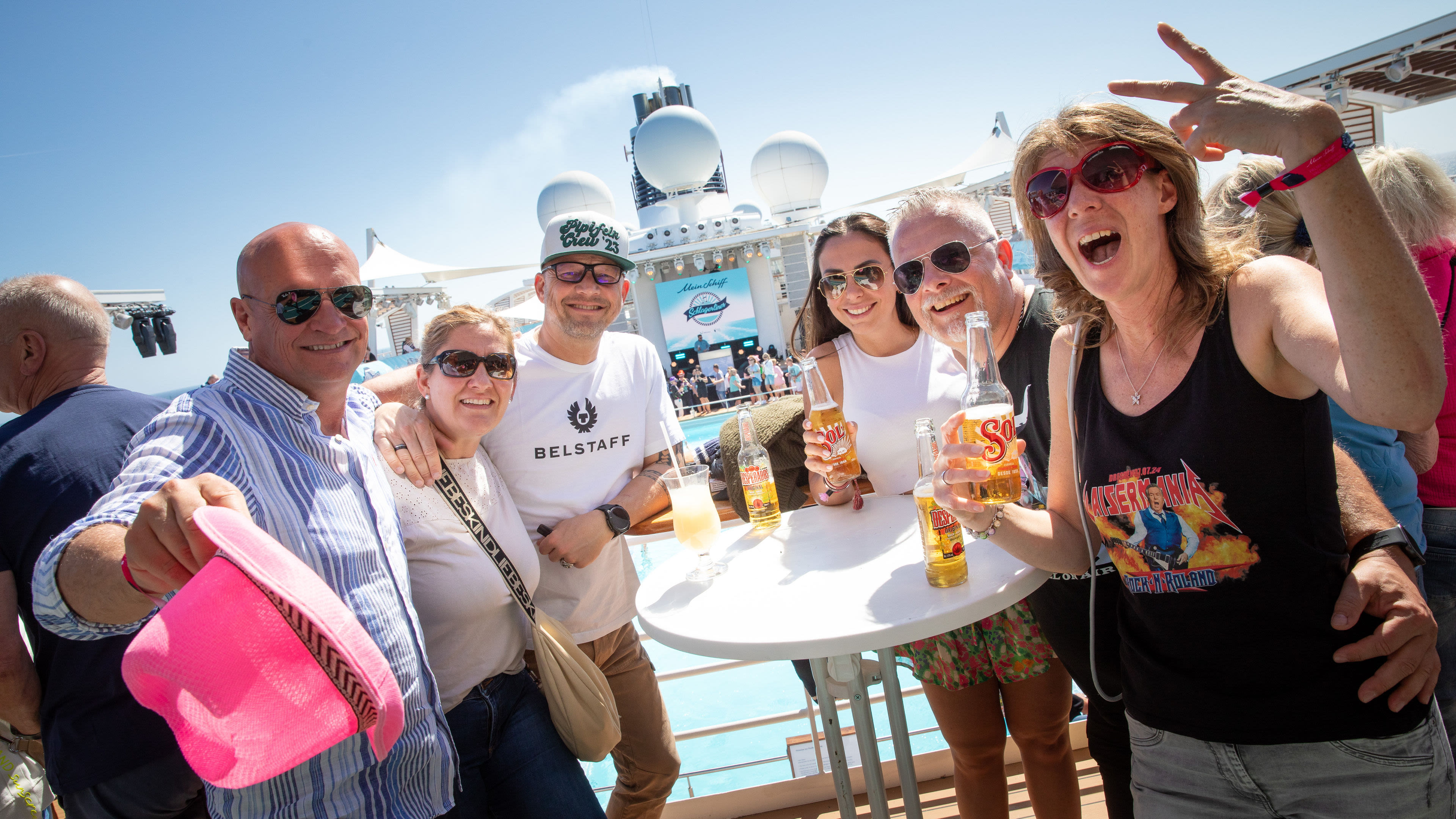 Schlagerliner Gruppe feiert auf Kreuzfahrtschiff der Mein Schiff® Flotte bei Sonnenschein.