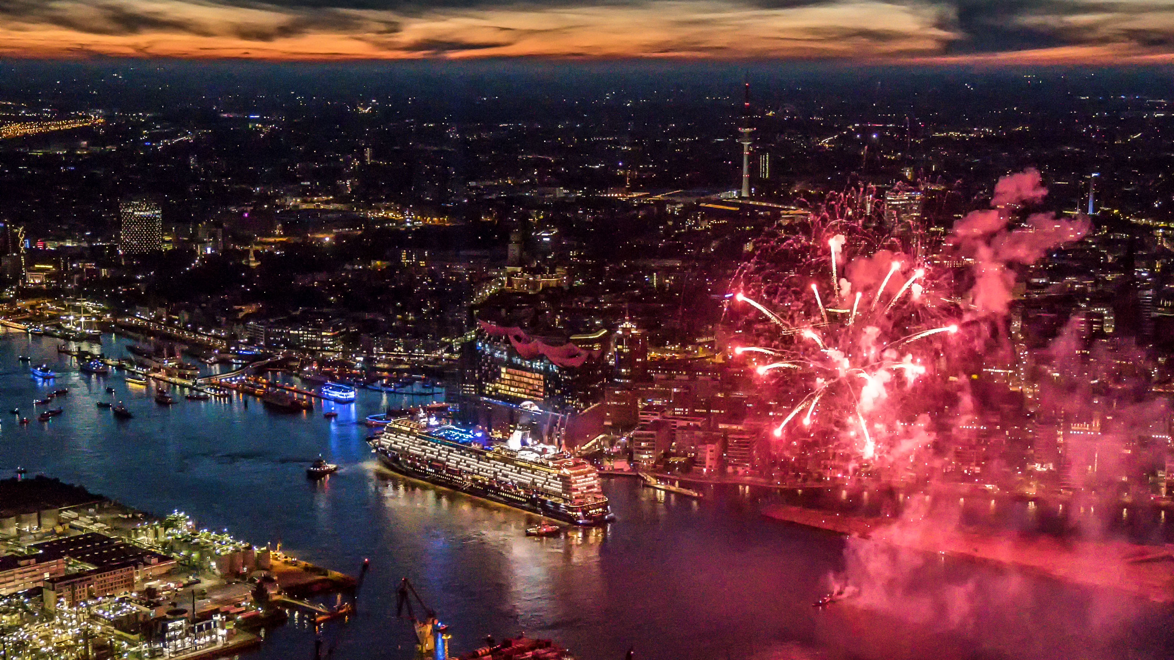 Feuerwerk über Hamburgs Hafen bei Nacht, Kreuzfahrtschiff, Elbphilharmonie.