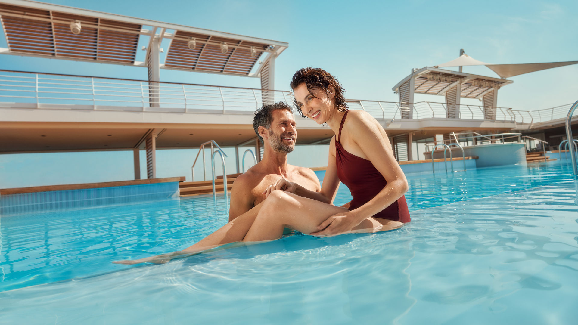 Paar im Pool auf Kreuzfahrtschiff der Mein Schiff® Flotte.