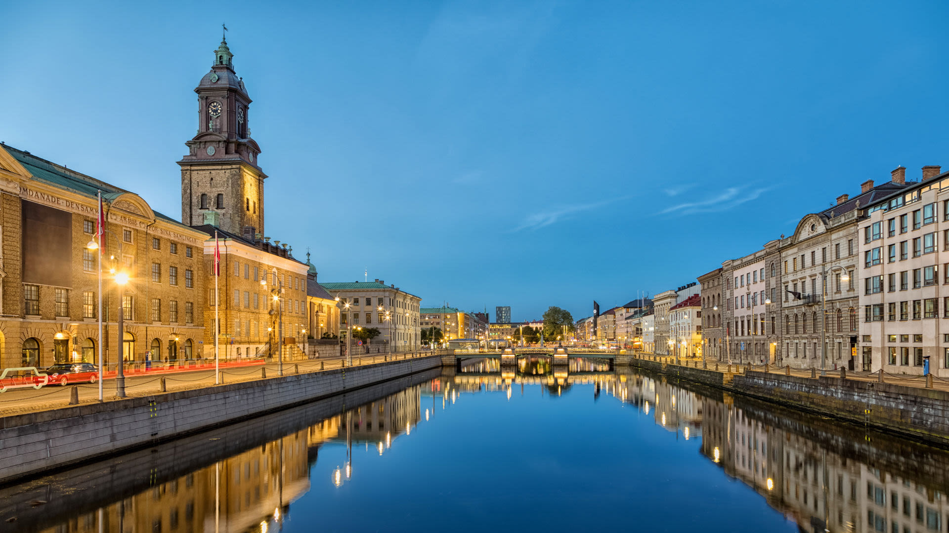 Göteborg bei Dämmerung, Kanal, historische Gebäude, Kirchturm, beleuchtete Straßen.