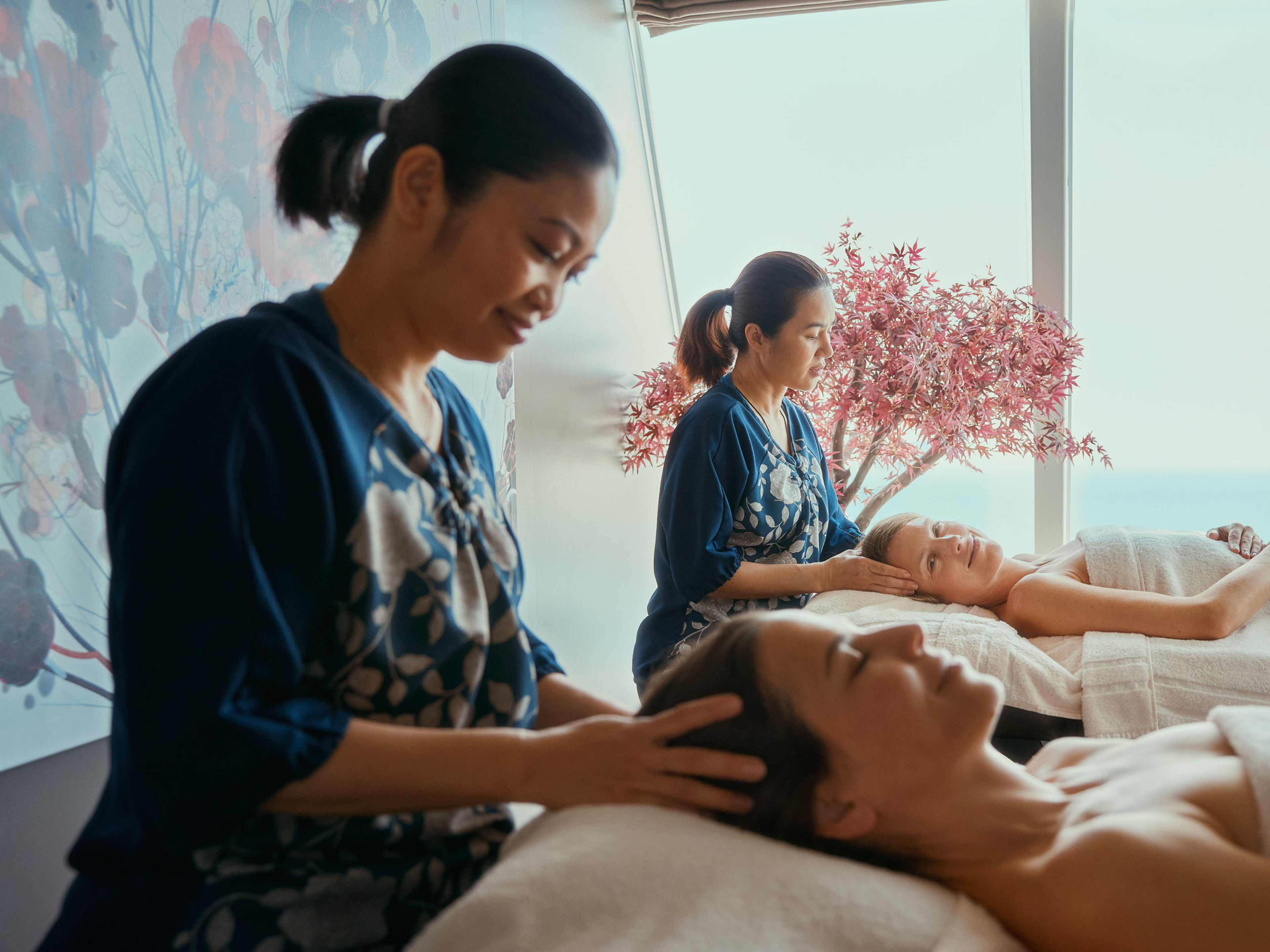 Zwei Frauen genießen ihre Massage Zwei Frauen genießen Kopfmassagen in einem Spa.