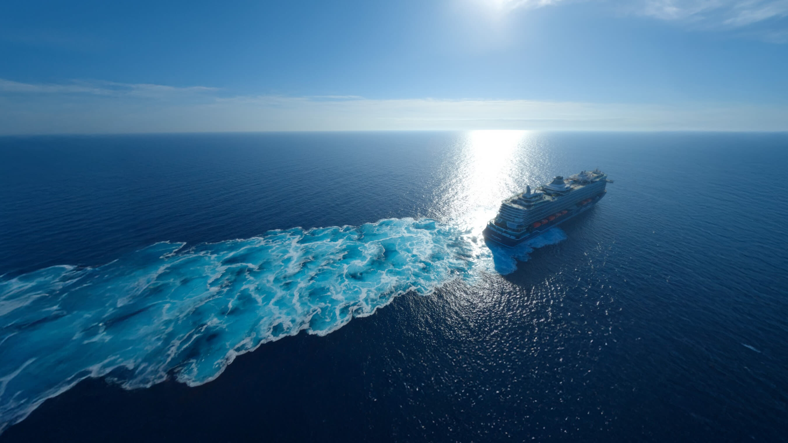 Kreuzfahrtschiff der Mein Schiff® Flotte auf offenem Meer bei Sonnenschein.