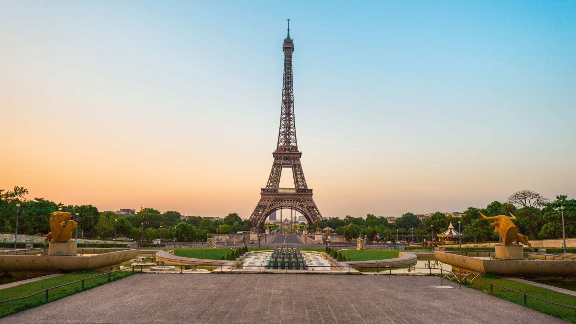 Eiffelturm bei Sonnenuntergang, Paris, mit Springbrunnen und Bäumen. Eiffelturm bei Sonnenuntergang, Paris, mit Springbrunnen und Bäumen.