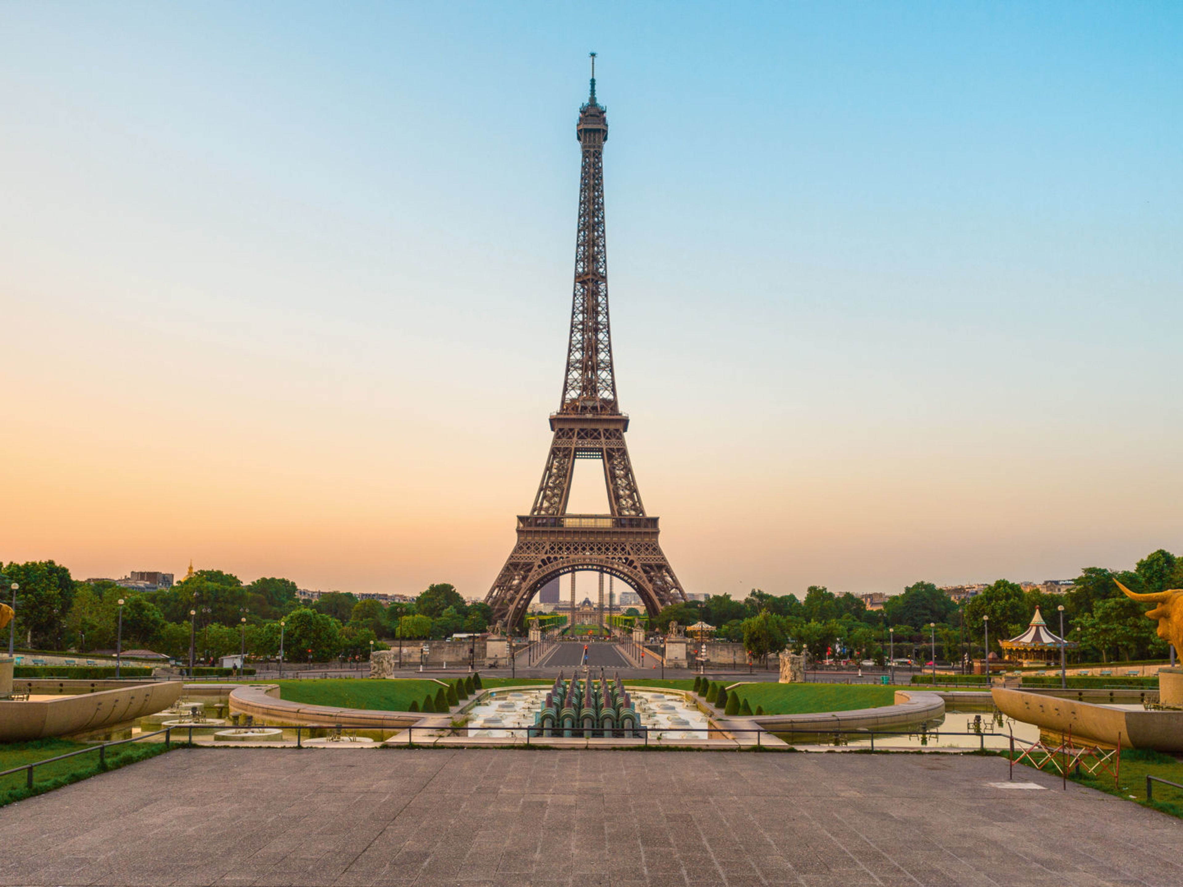 Paris Frankreich Westeuropa Eiffelturm bei Sonnenuntergang, Paris, mit Springbrunnen und Bäumen.