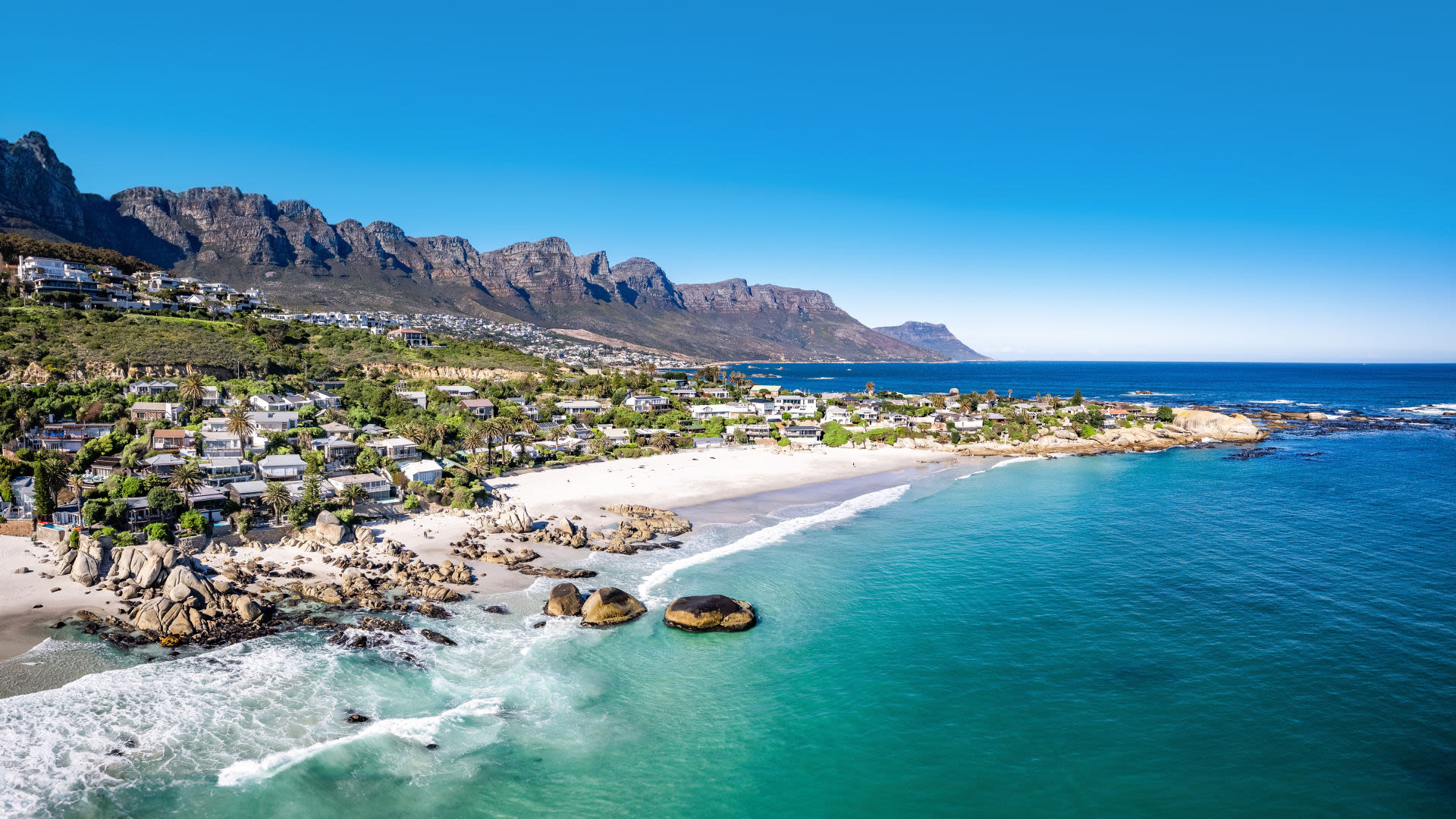 Küste von Kapstadt mit Bergen, Strand und blauem Meer.