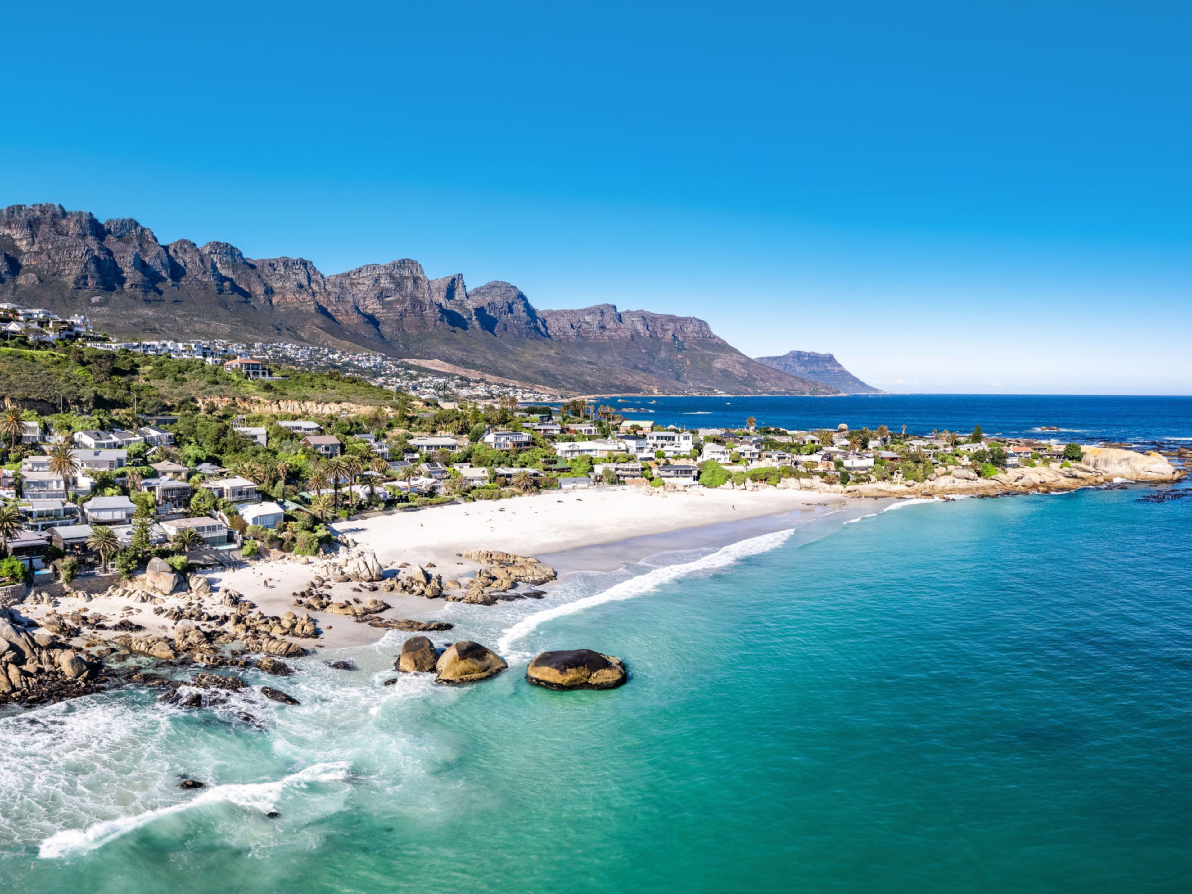 Südafrika mit Kapstadt Küste von Kapstadt mit Bergen, Strand und blauem Meer.