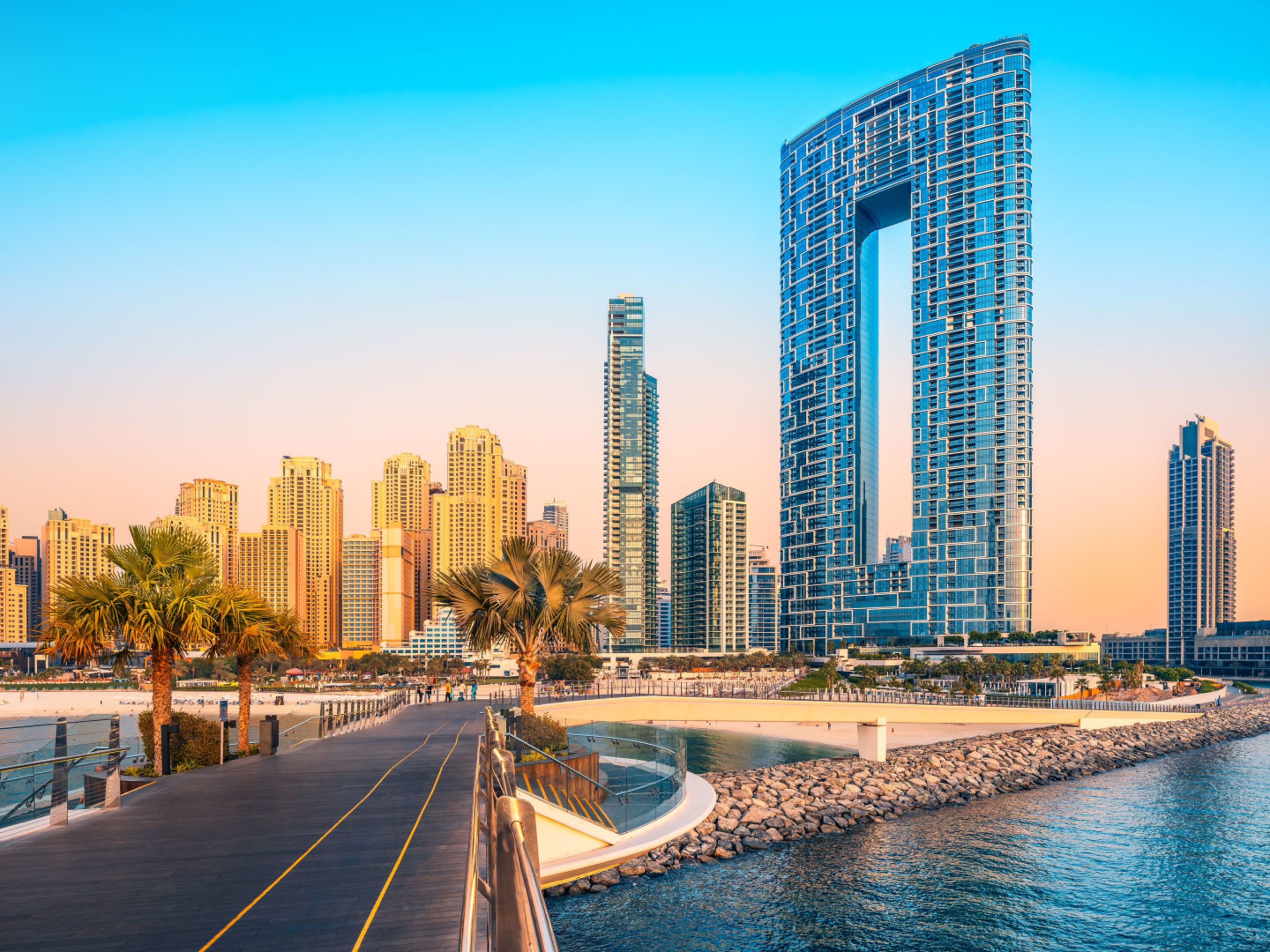 Jumeirah Beach, Dubai Dubai Marina bei Sonnenuntergang, moderne Wolkenkratzer, Palmen, Promenade.