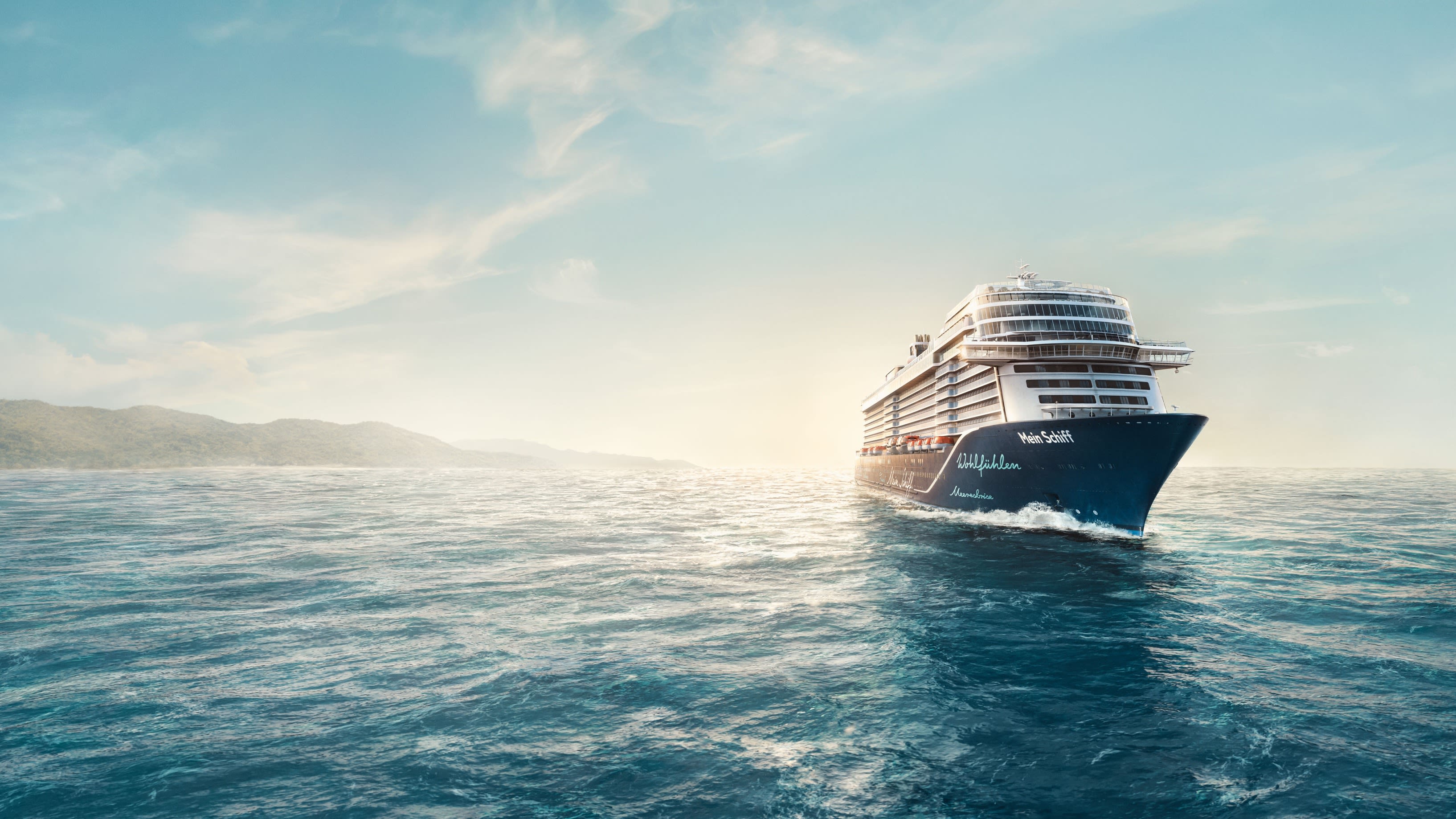 Mein Schiff 2 Kreuzfahrtschiff der Mein Schiff® Flotte auf offenem Meer bei Sonnenuntergang.