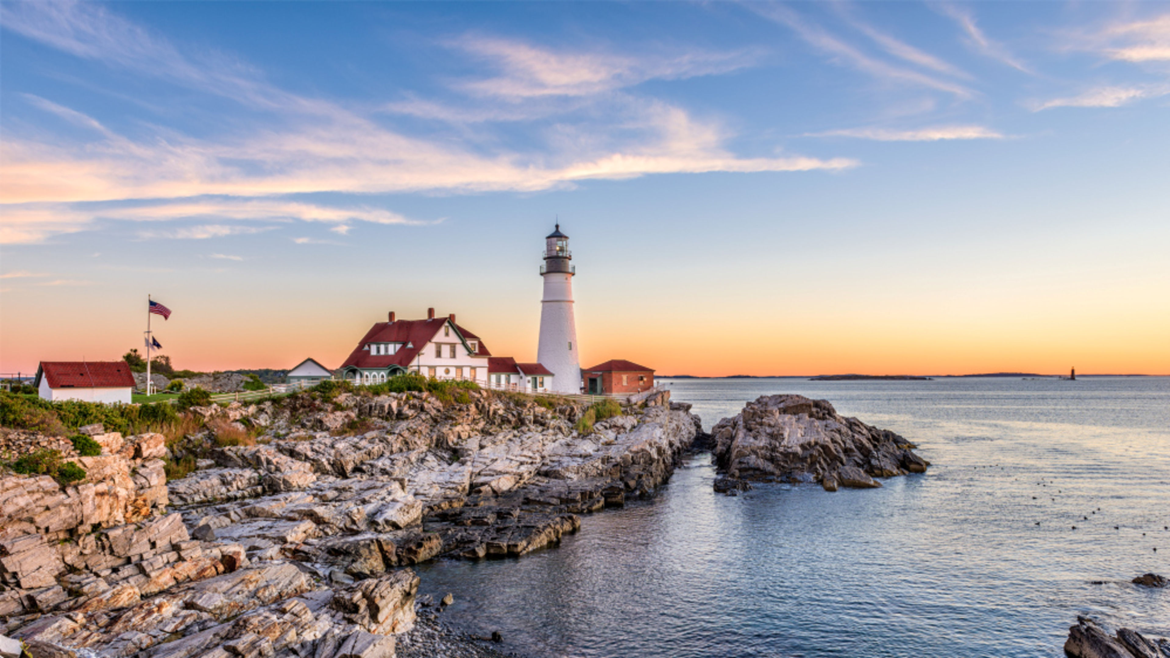 Nordamerika USA Leuchtturm am Meer bei Sonnenuntergang, felsige Küste, Portland.