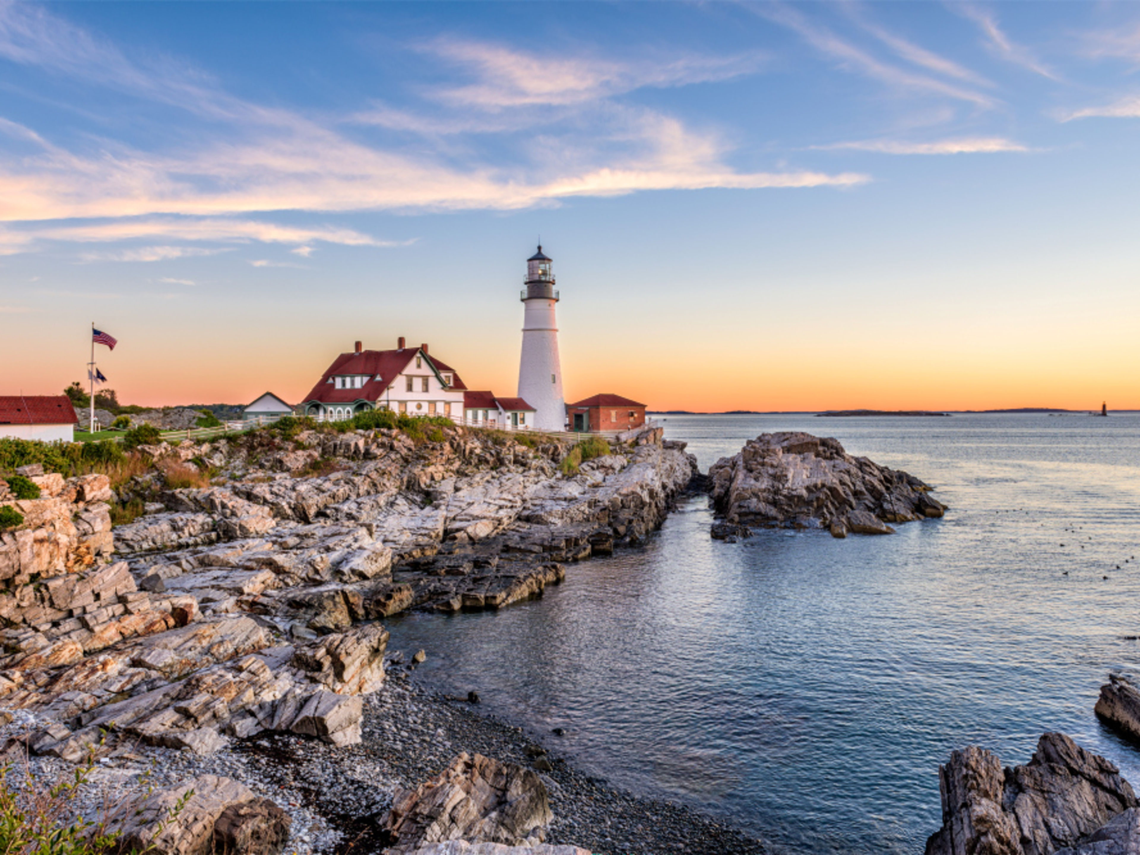 Leuchtturm am Meer bei Sonnenuntergang, felsige Küste, Portland. Leuchtturm am Meer bei Sonnenuntergang, felsige Küste, Portland.