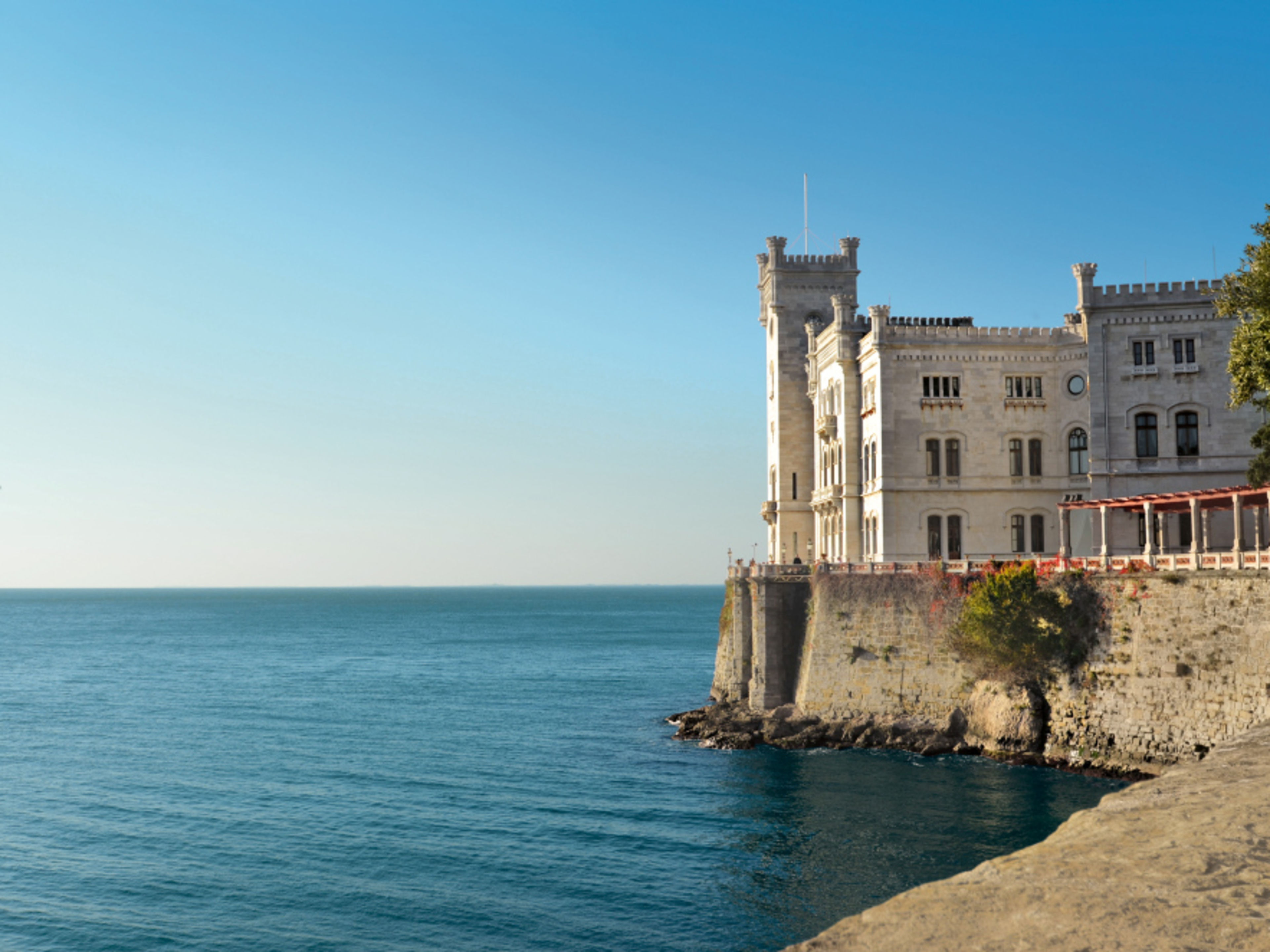 Schloss Miramare an der Küste bei klarem Himmel. Schloss Miramare an der Küste bei klarem Himmel.