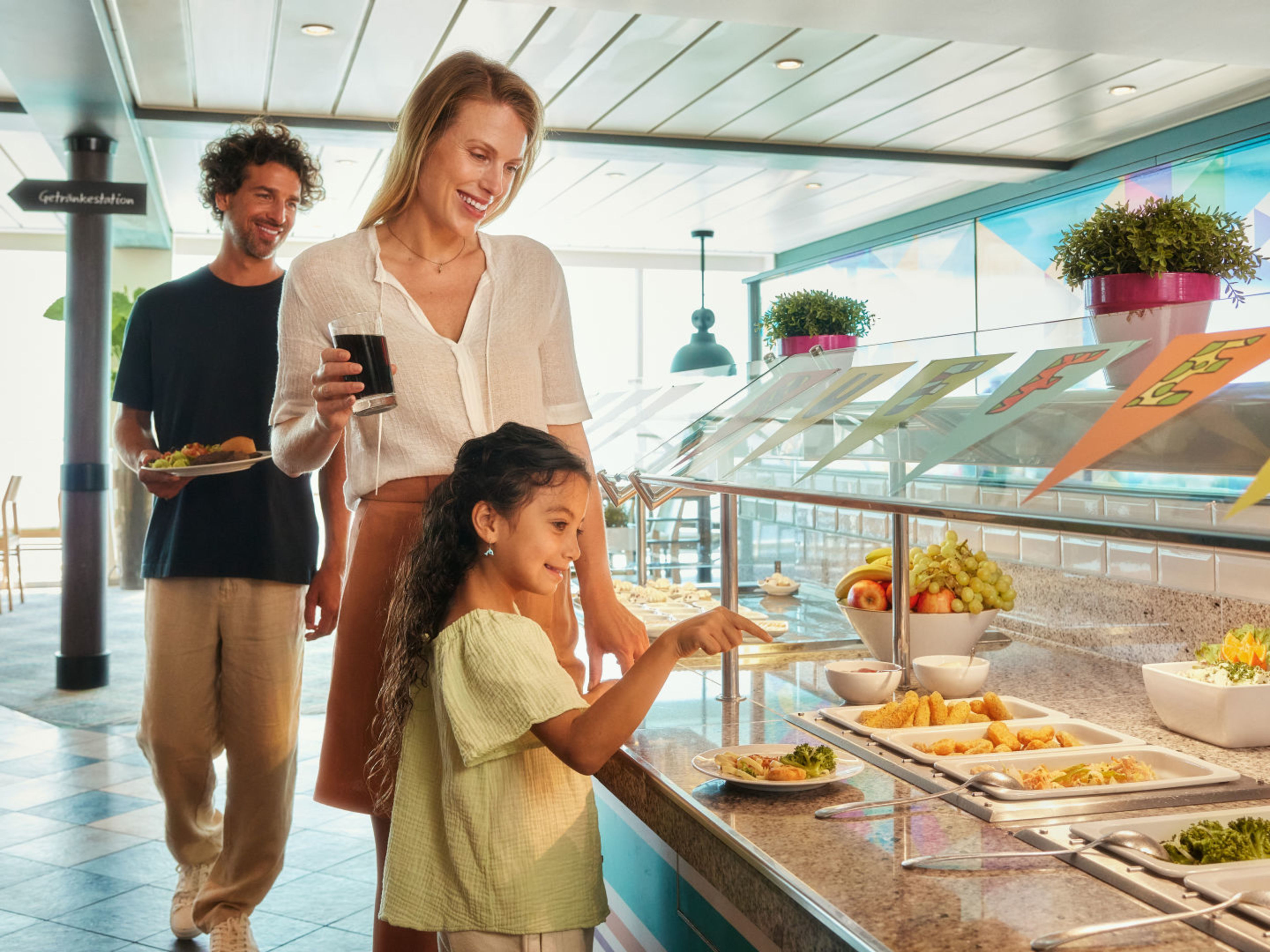 Familie am Buffet auf Kreuzfahrtschiff der Mein Schiff® Flotte, fröhlich essend. Familie am Buffet auf Kreuzfahrtschiff der Mein Schiff® Flotte, fröhlich essend.