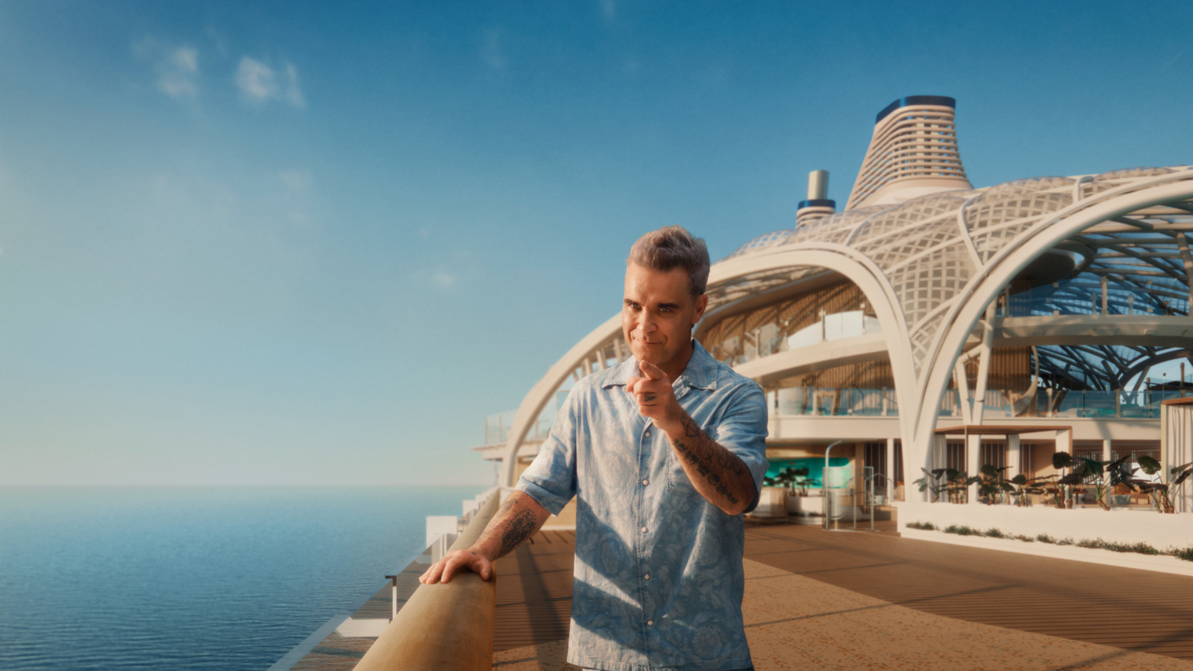 Test Brand Partnership Dummy Mann auf Kreuzfahrtschiff der Mein Schiff® Flotte, blauer Himmel, Meer.