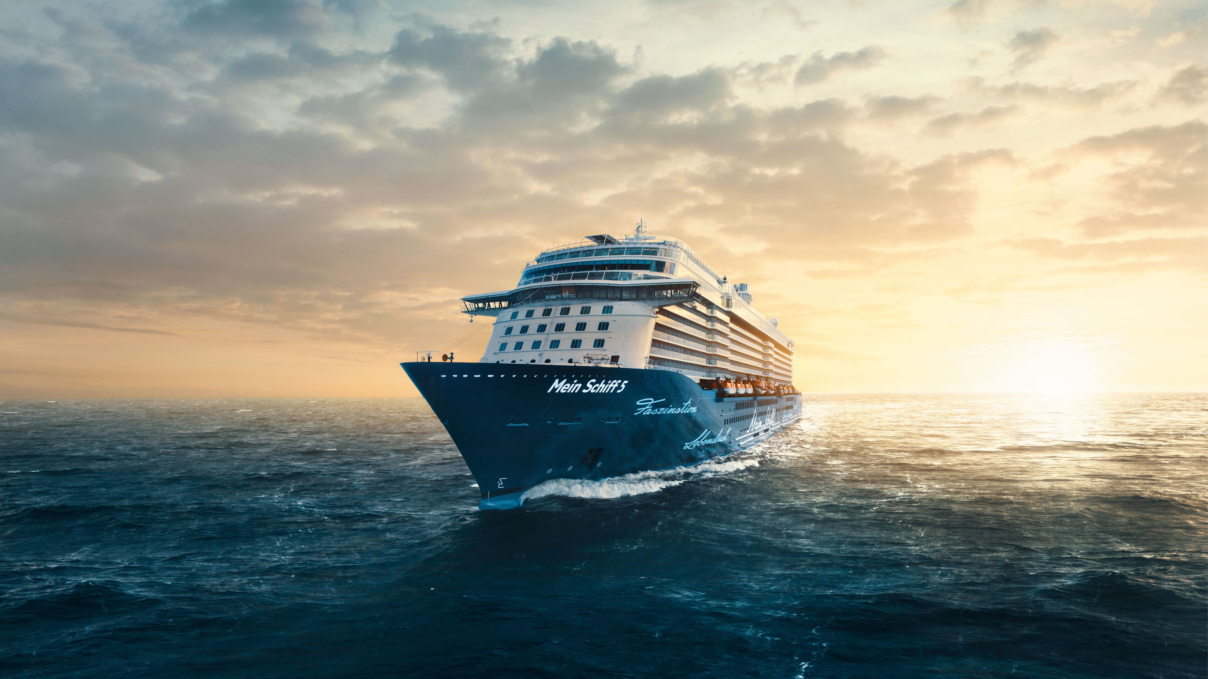 Kreuzfahrtschiff der Mein Schiff® Flotte bei Sonnenuntergang auf offener See.