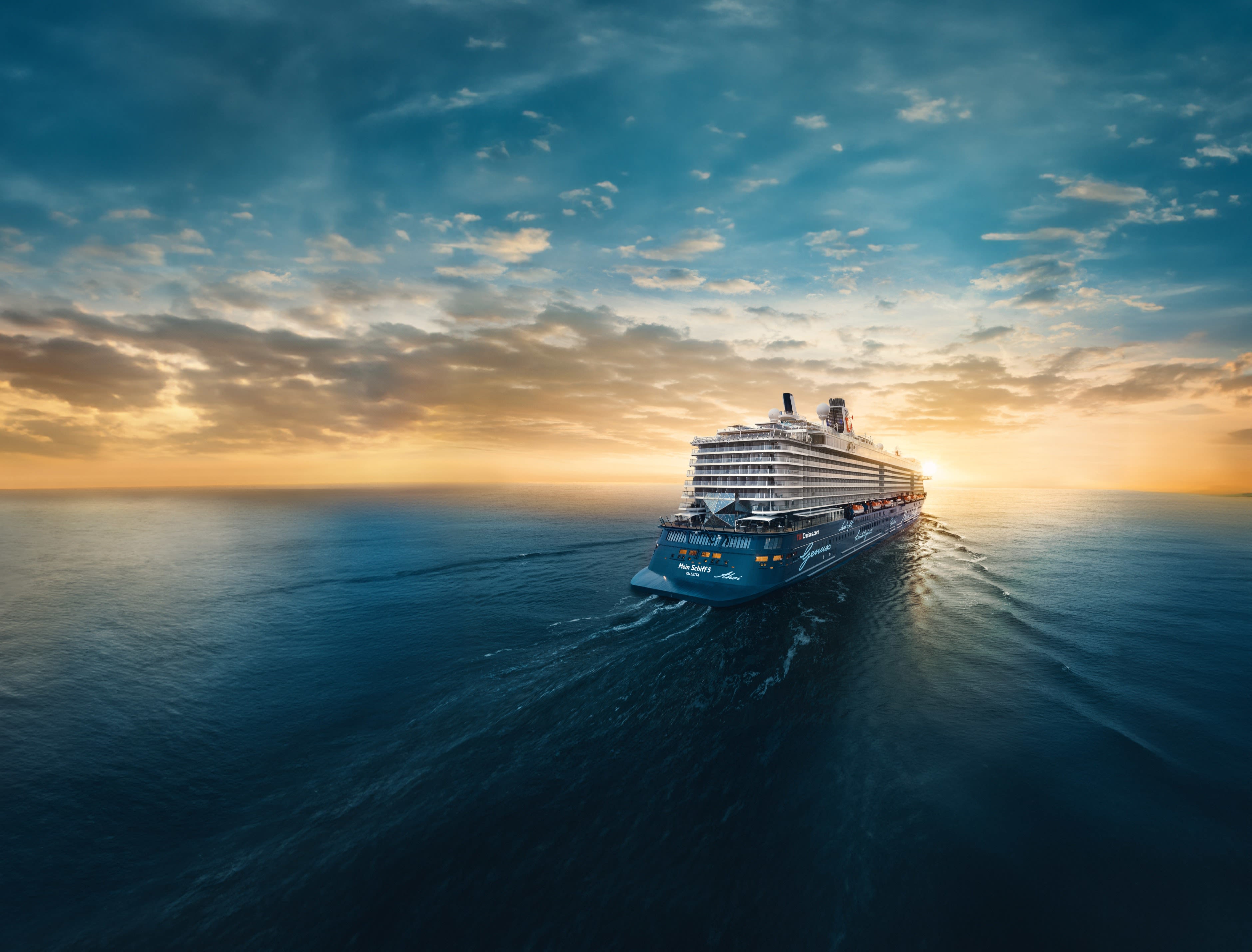 Kreuzfahrtschiff der Mein Schiff® Flotte bei Sonnenuntergang auf offenem Meer.