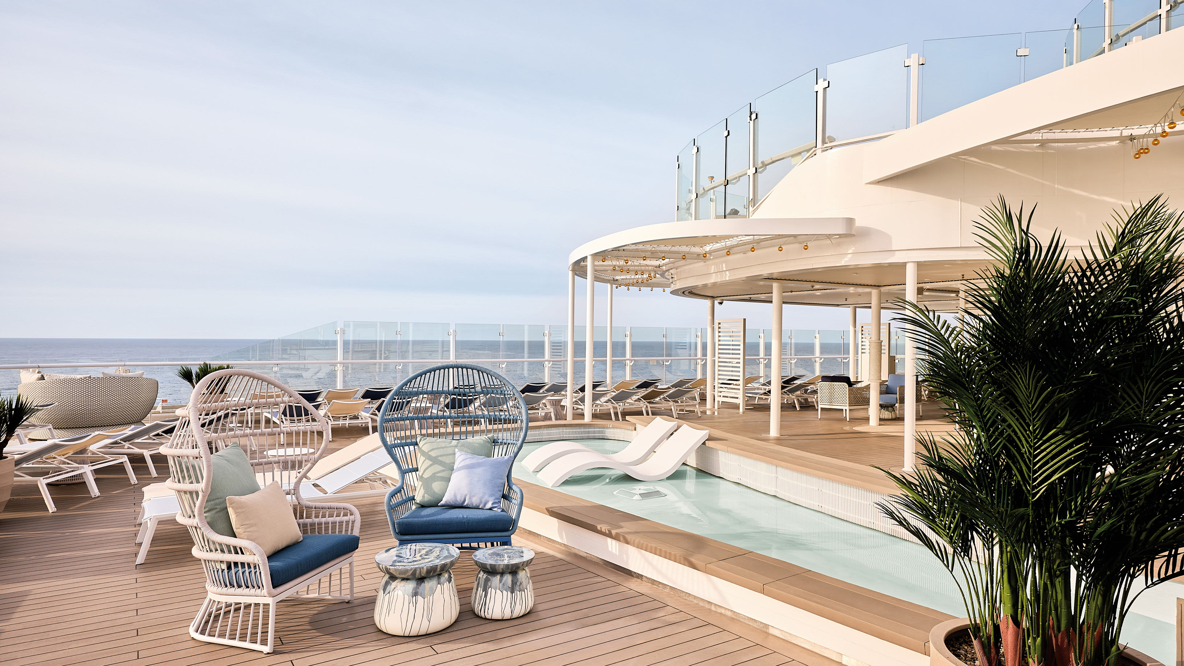 Sonnendeck mit Pool und Liegestühlen auf Kreuzfahrtschiff der Mein Schiff® Flotte. Sonnendeck mit Pool und Liegestühlen auf Kreuzfahrtschiff der Mein Schiff® Flotte.