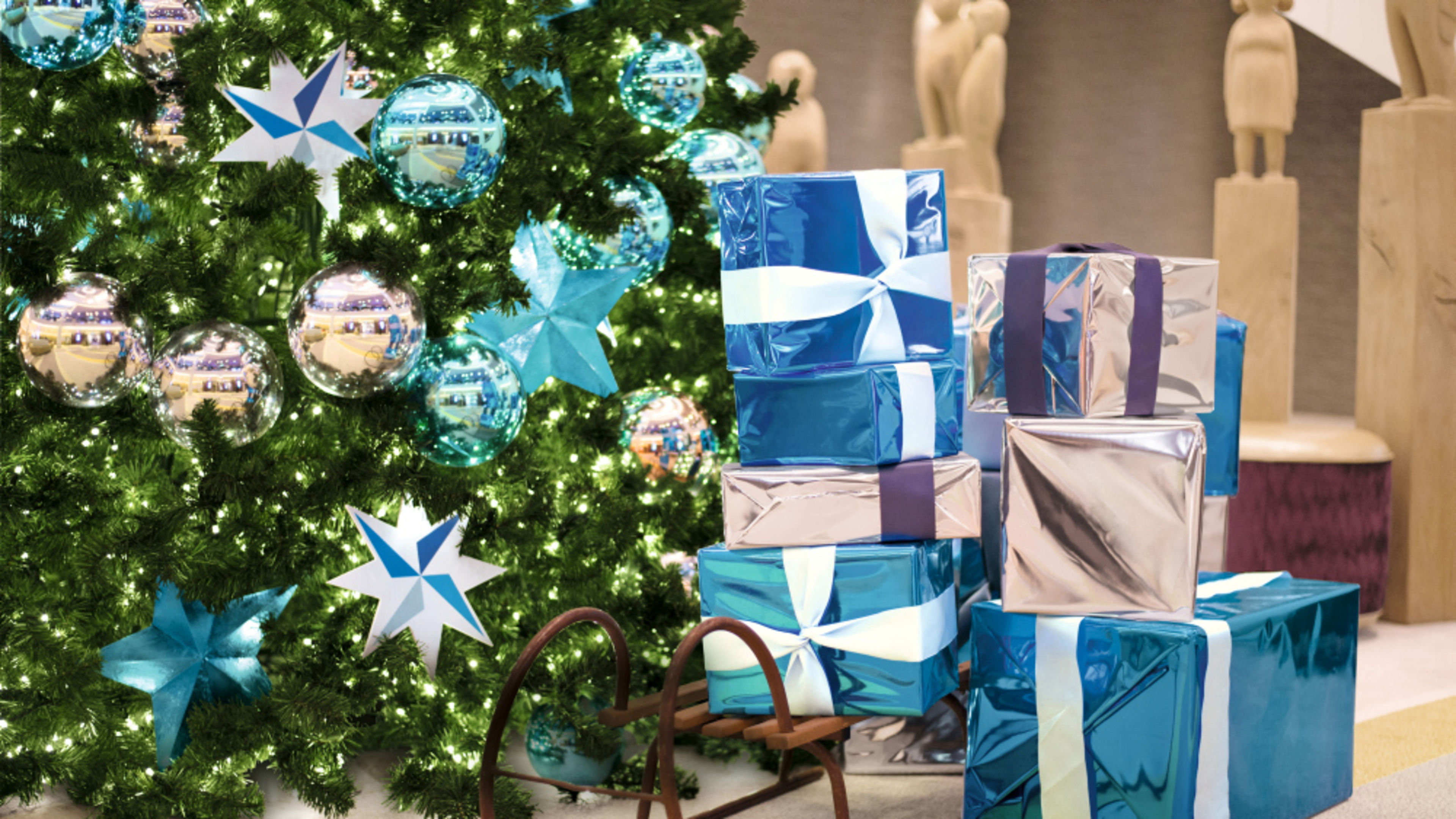 Weihnachten an Bord Weihnachtsbaum mit blauen Geschenken und Schlitten.