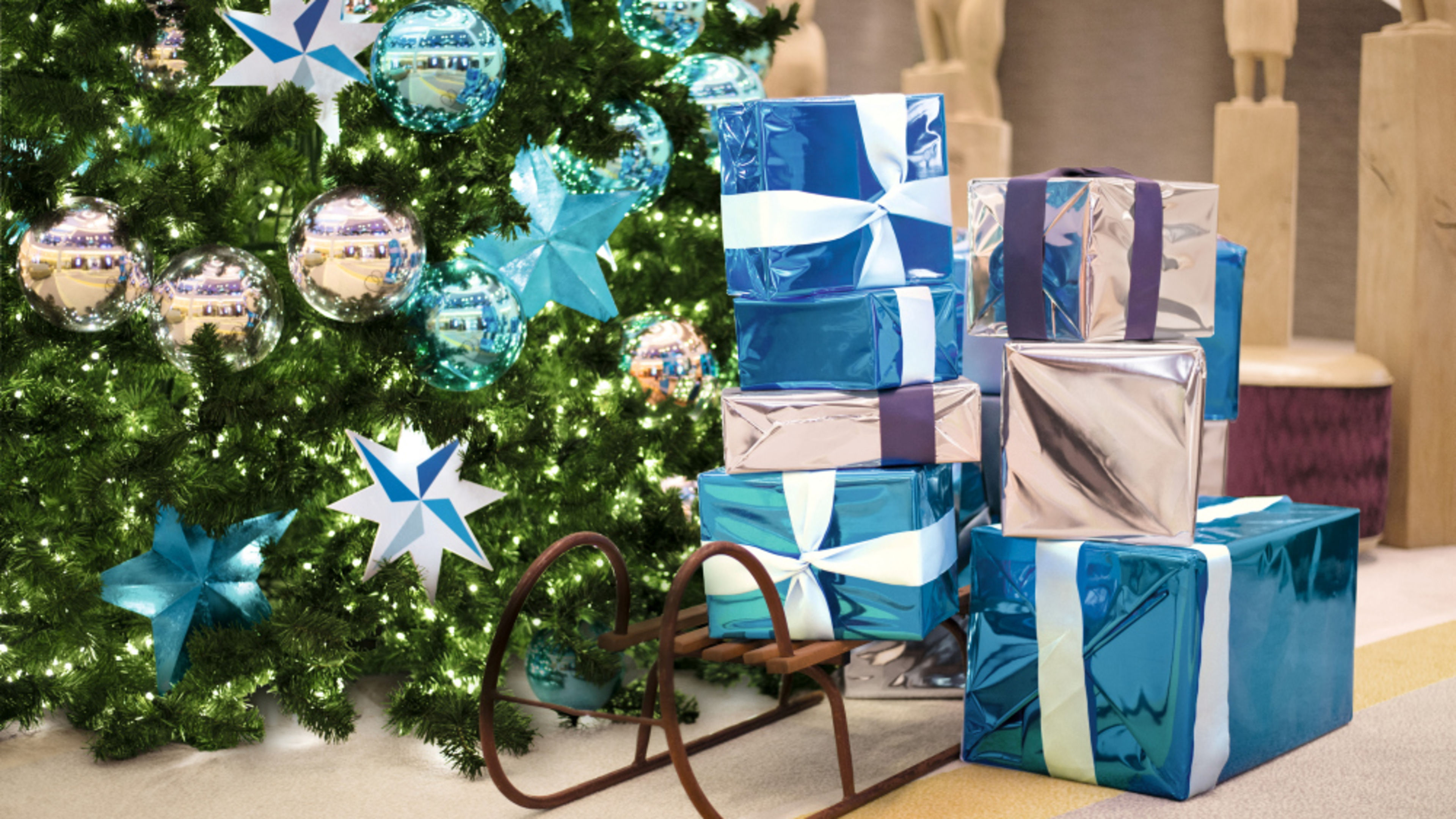 Weihnachtsbaum mit blauen Geschenken und Schlitten. Weihnachtsbaum mit blauen Geschenken und Schlitten.