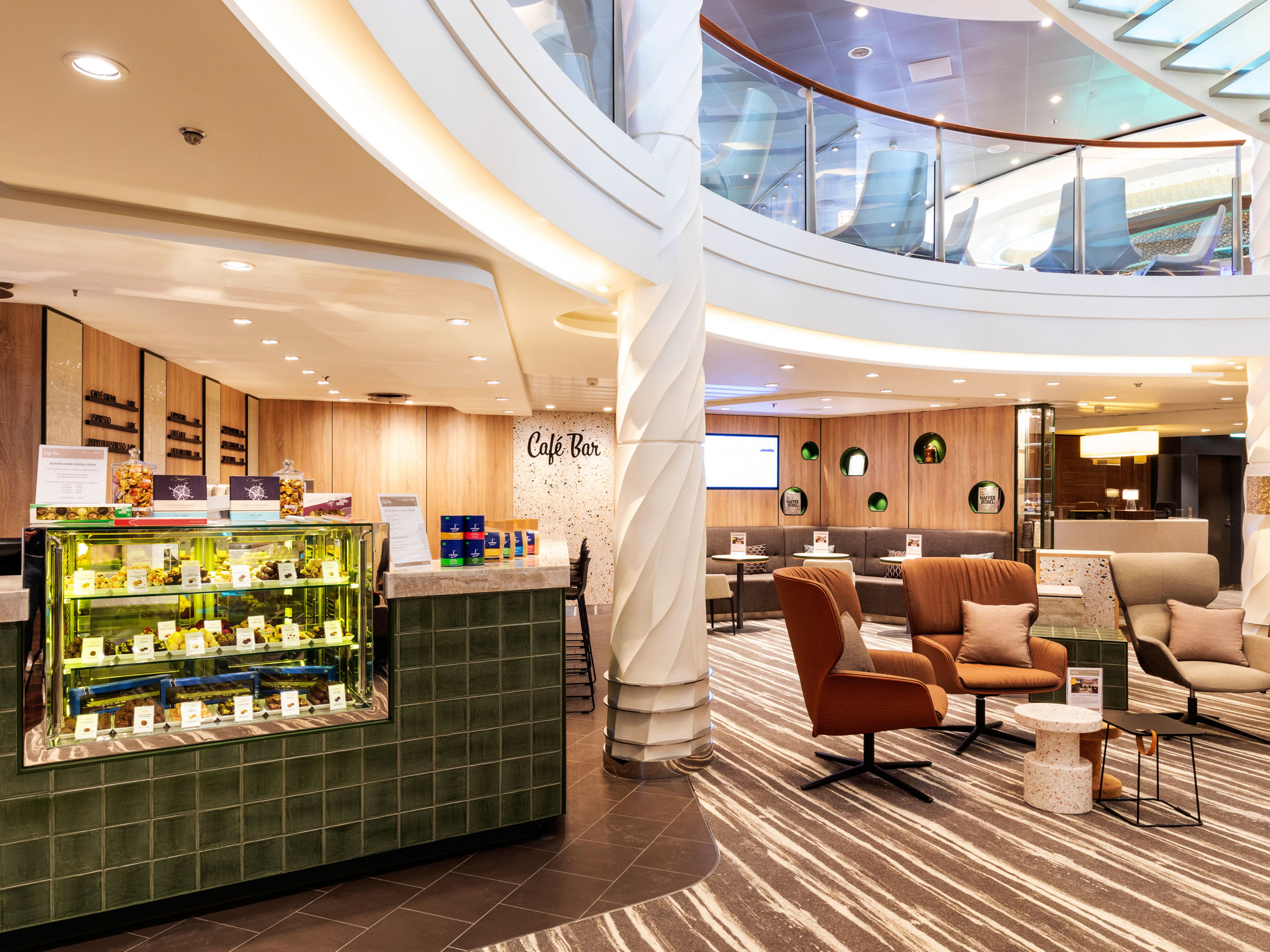 Cafe Bar auf der Mein Schiff 3 Modernes Café auf Kreuzfahrtschiff der Mein Schiff® Flotte, gemütliche Sitzgelegenheiten.